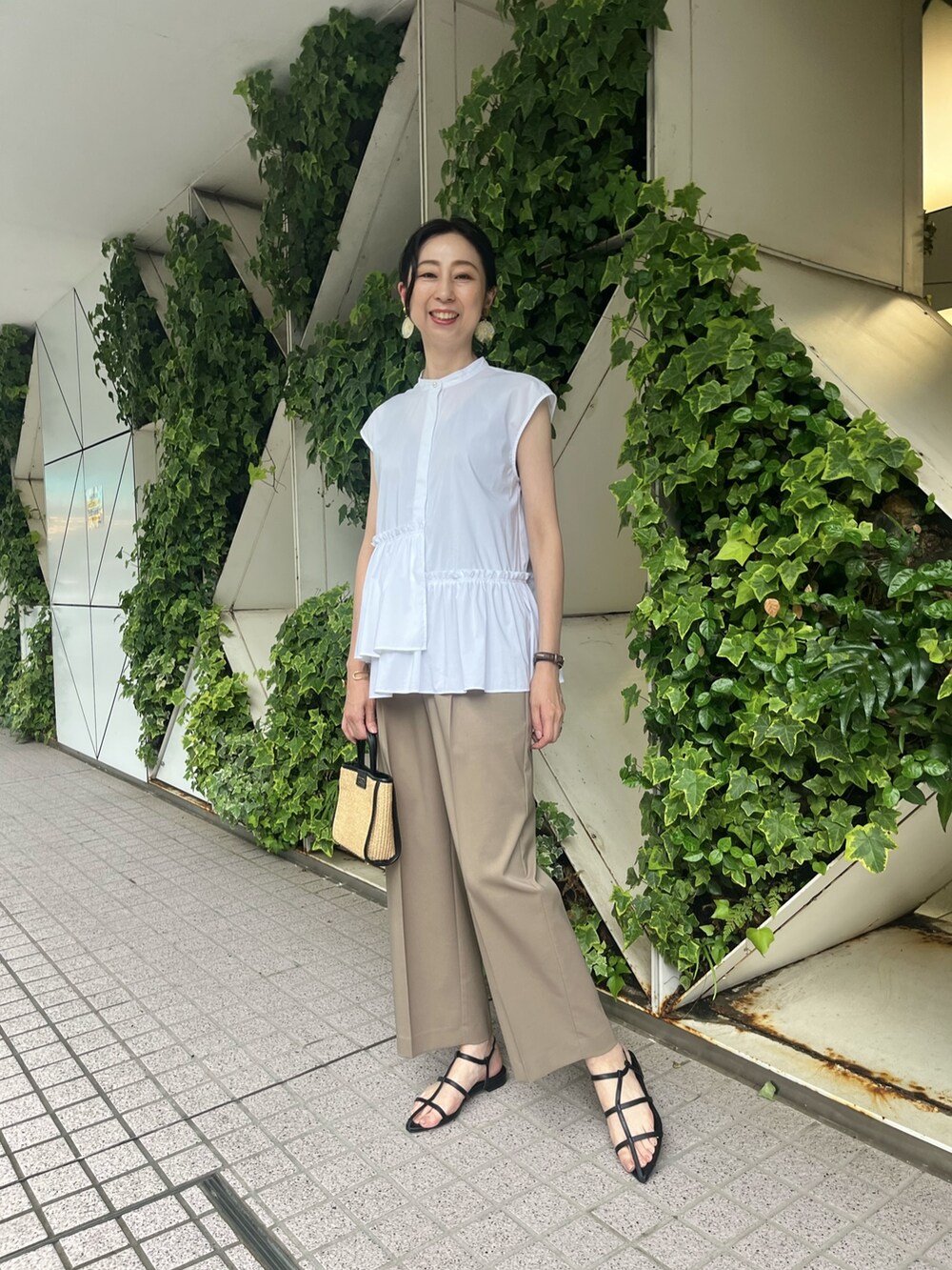 ホワイト系のシャツ/ブラウス、グリーン系のその他パンツ、ホワイト系のシャツ/ブラウスを着用したレディースの夏コーディネートの9枚目の写真