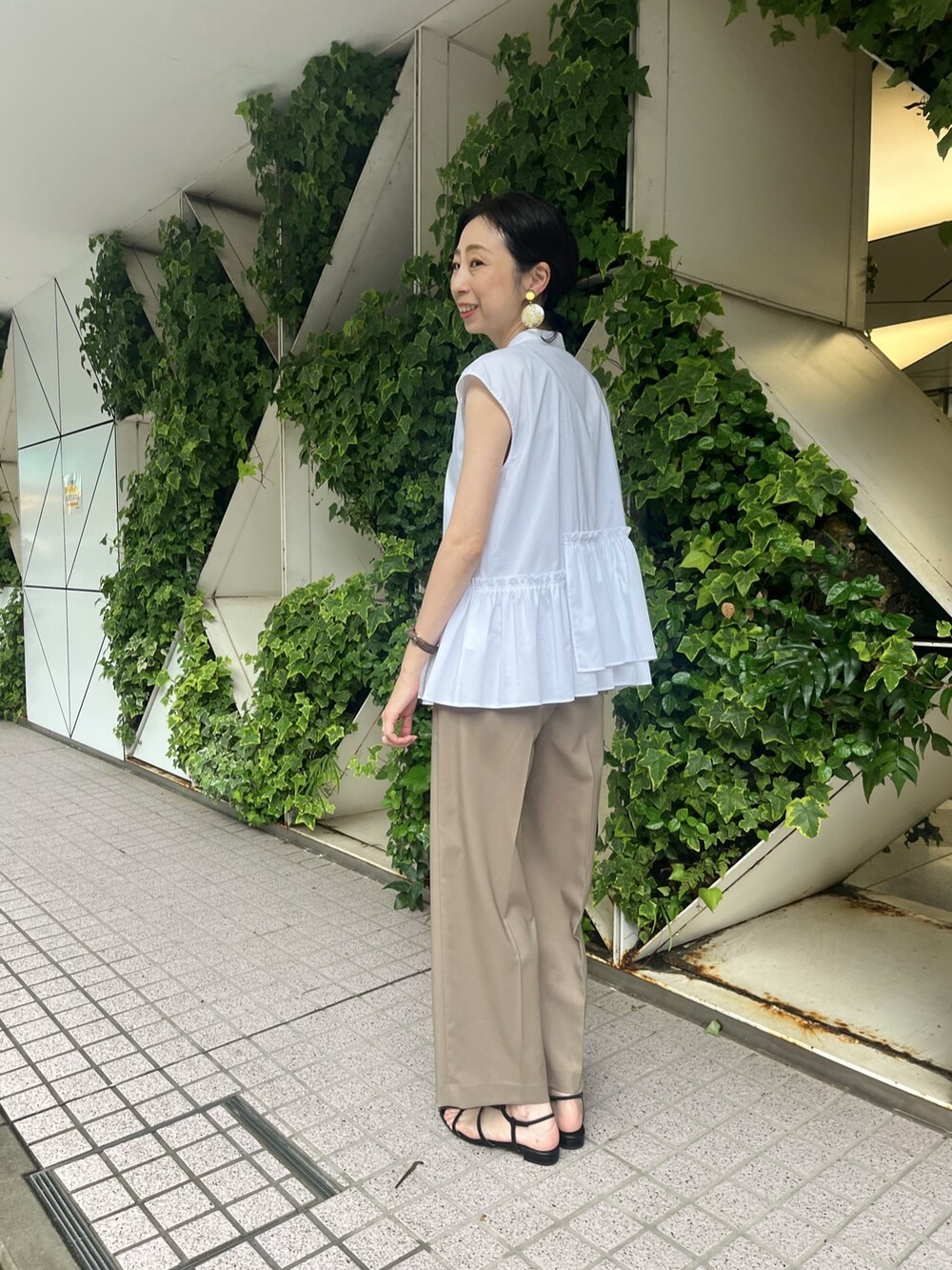 ホワイト系のシャツ/ブラウス、グリーン系のその他パンツ、ホワイト系のシャツ/ブラウスを着用したレディースの夏コーディネートの3枚目の写真