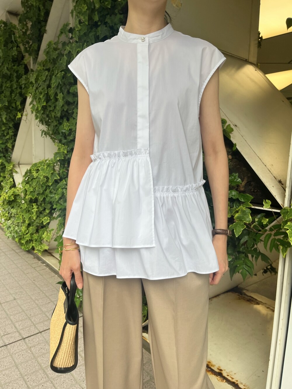 ホワイト系のシャツ/ブラウス、グリーン系のその他パンツ、ホワイト系のシャツ/ブラウスを着用したレディースの夏コーディネートの5枚目の写真