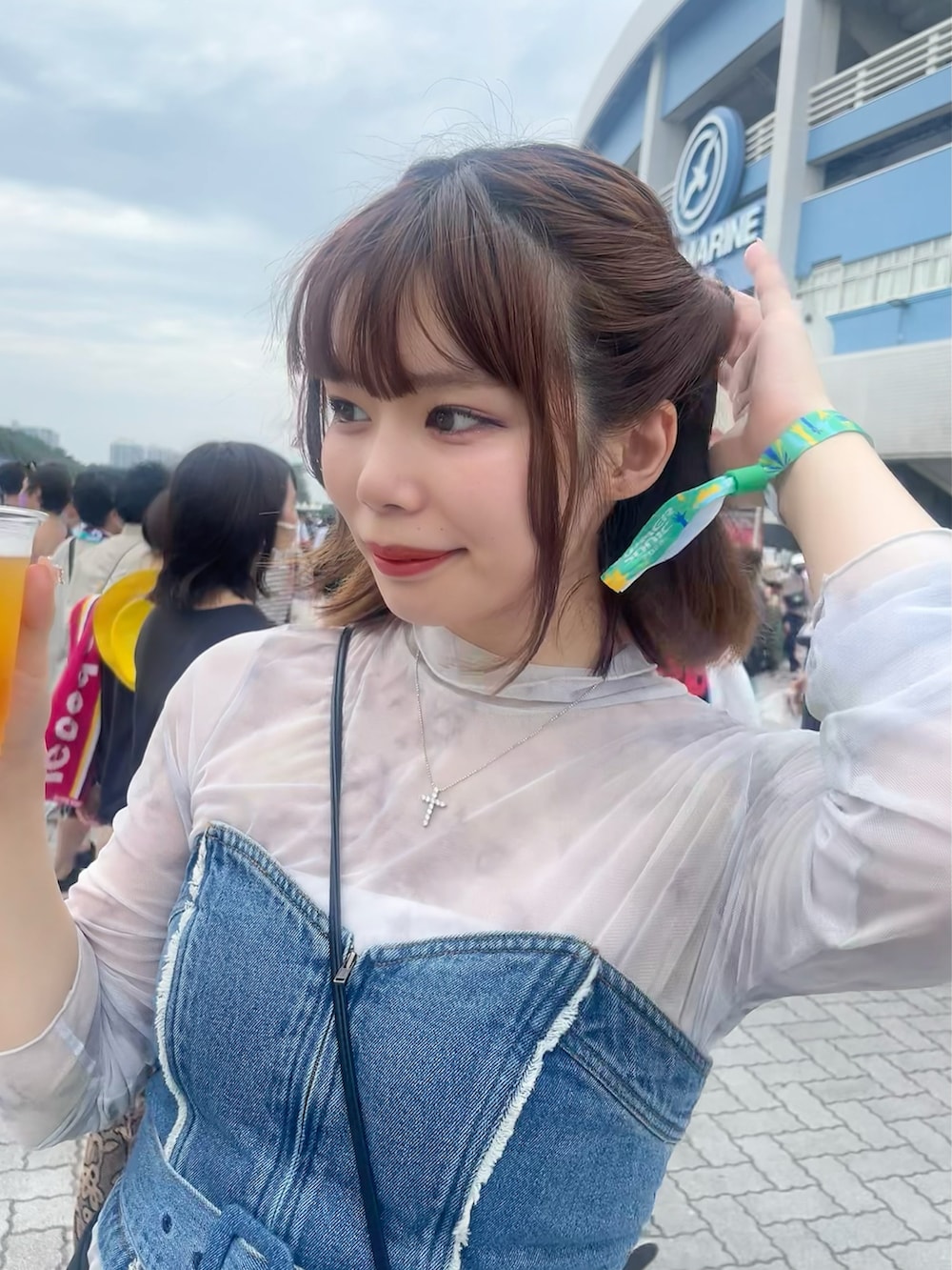 ブラック系のTシャツ/カットソー、ブルー系のチューブトップ、ブルー系のスカートを着用したレディースの秋コーディネートの2枚目の写真