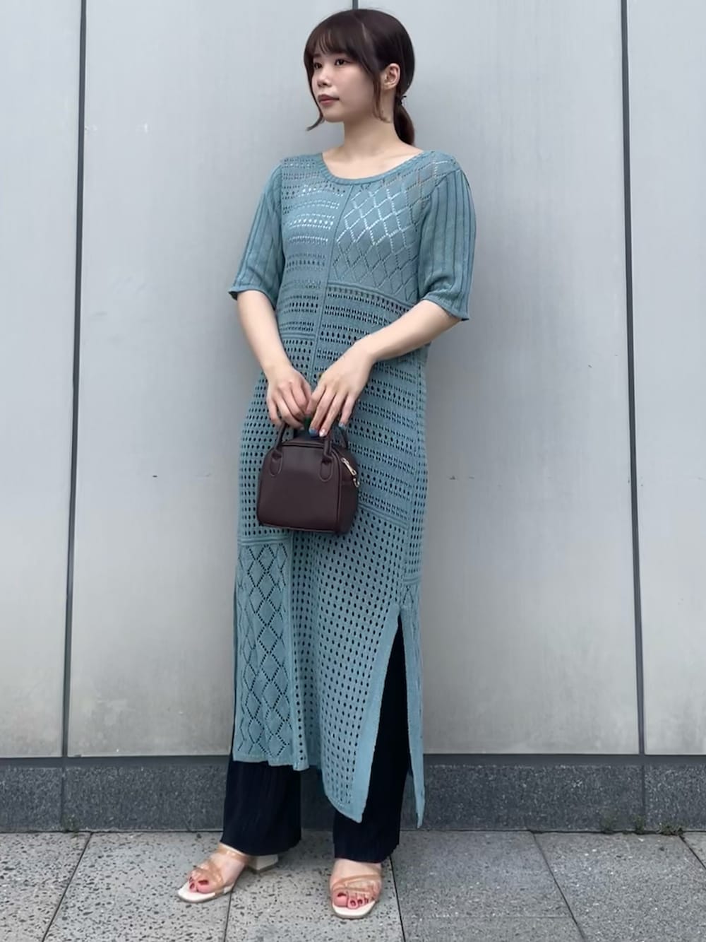 ブルー系のワンピース、ブラック系のその他パンツ、ブラウン系のトートバッグを着用したレディースの夏コーディネートの2枚目の写真