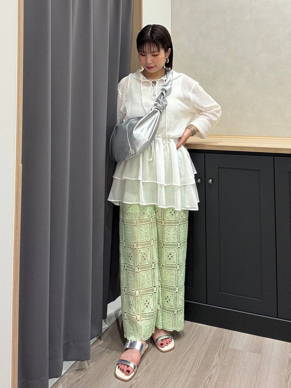 シルバー系のサンダル、ブラック系のサンダルを着用したレディースの夏コーディネートの4枚目の写真