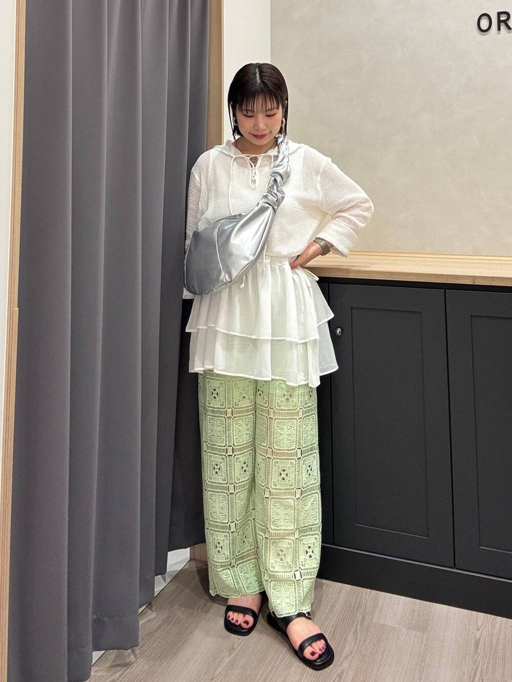 シルバー系のサンダル、ブラック系のサンダルを着用したレディースの夏コーディネートの3枚目の写真