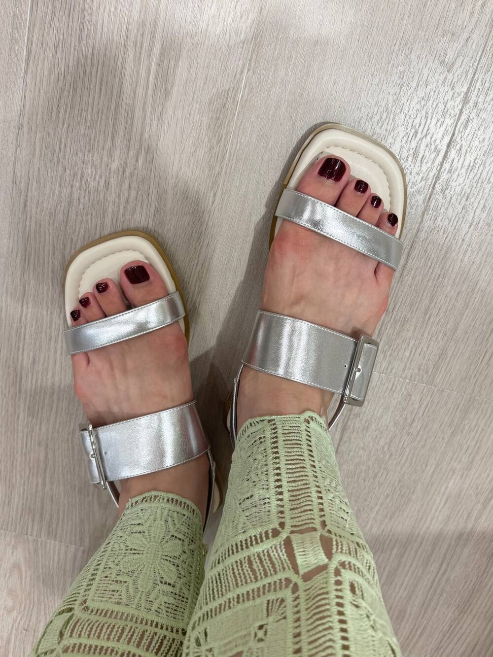 シルバー系のサンダル、ブラック系のサンダルを着用したレディースの夏コーディネートの2枚目の写真