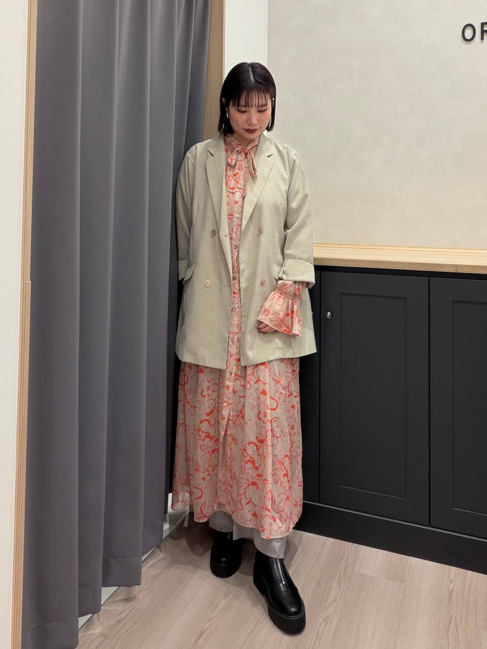 ブラック系のブーツを着用したレディースの秋コーディネートの4枚目の写真