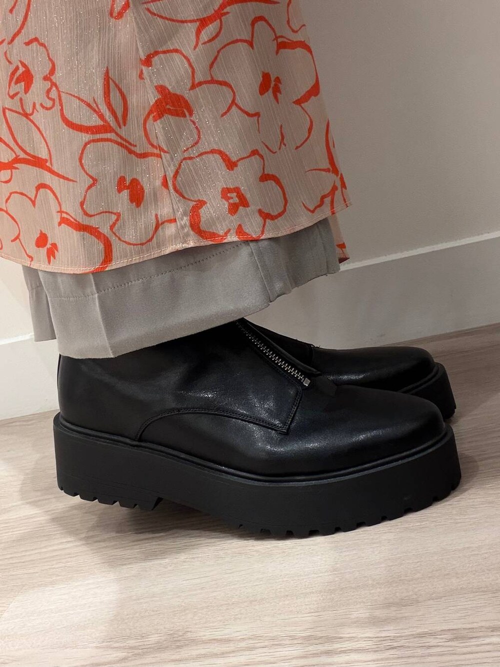 ブラック系のブーツを着用したレディースの秋コーディネートの3枚目の写真