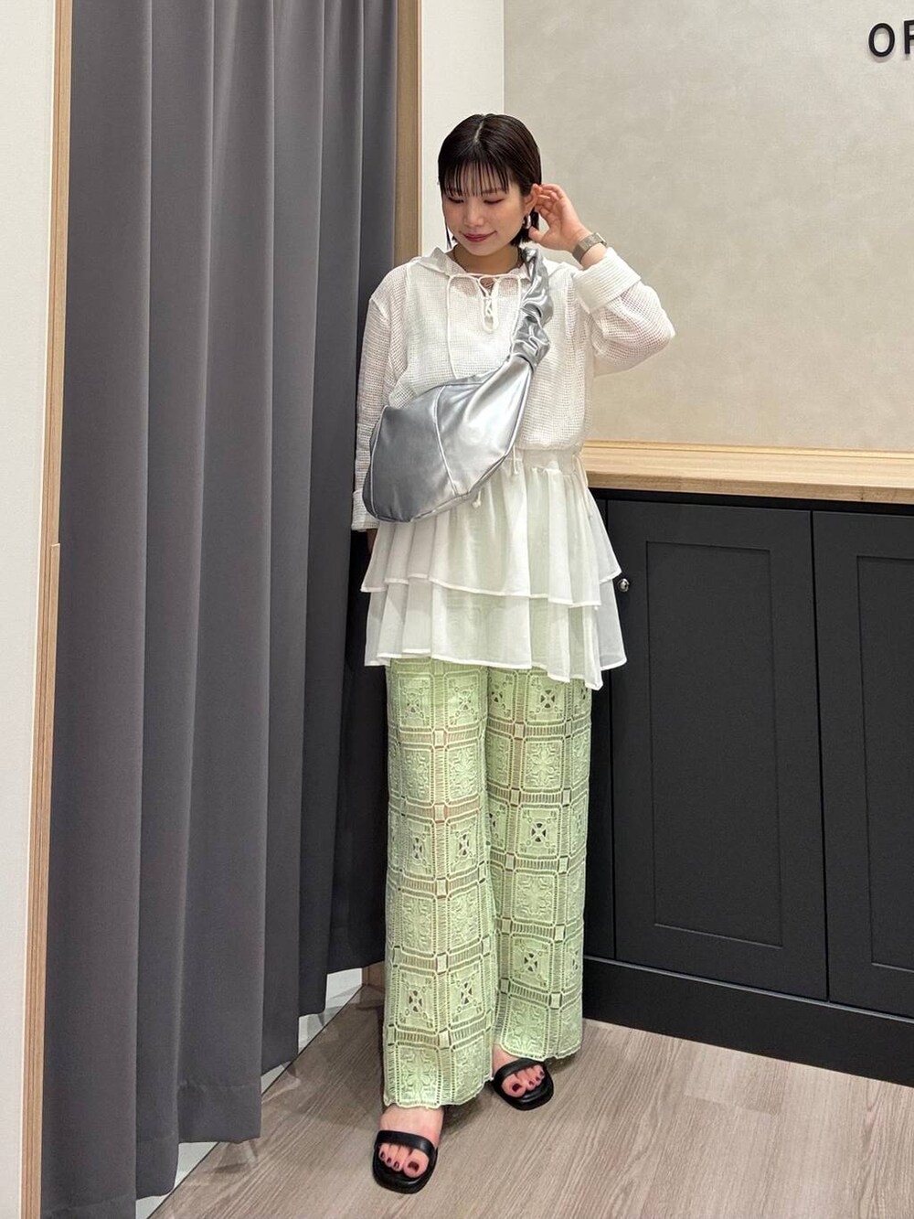 シルバー系のサンダル、ブラック系のサンダルを着用したレディースの夏コーディネートの5枚目の写真