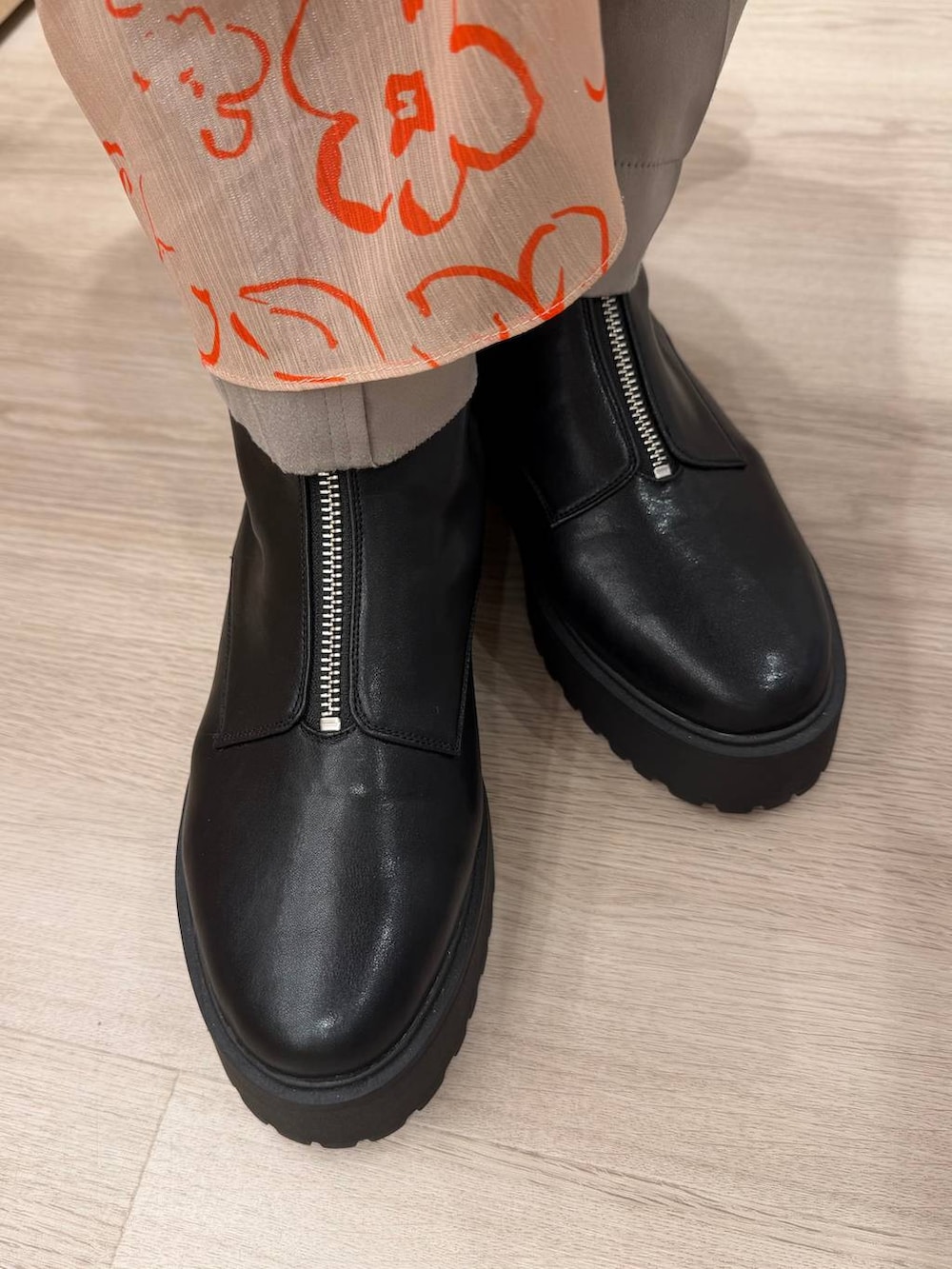 ブラック系のブーツを着用したレディースの秋コーディネートの2枚目の写真