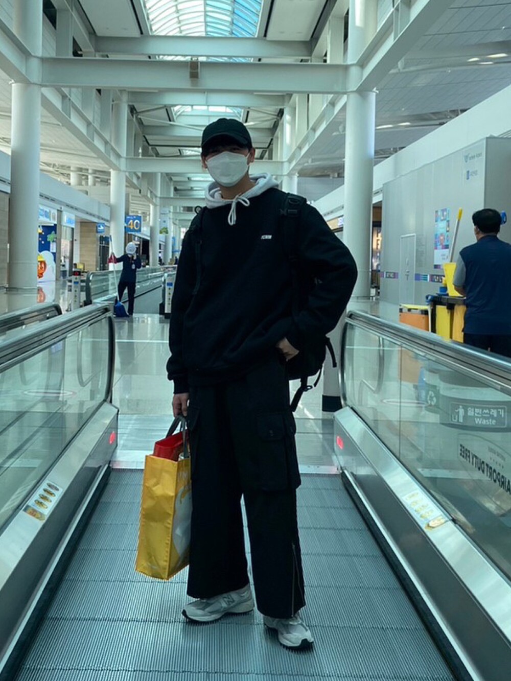 「ほめられ本命コーデ、オールブラック、モノトーン、カジュアルコーデ、韓国ファッション、ミリタリー、レイヤードスタイル、スウェット、パーカー、カーゴパンツ、おしゃれさんと繋がりたい、いいね、save、フォローお願いします🤑、キャップ」｜「new balance 2002rのアイテム（スニーカー、グレー系）」を使った、YOKIKIさん（メンズ・180cm）の冬コーディネートの2枚目の写真