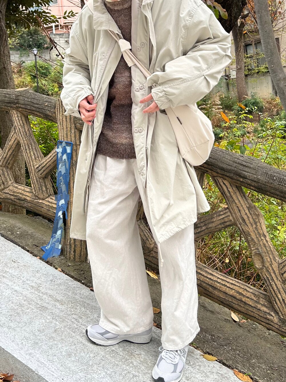 「服とコスメでなりたい自分に、クリスマスに着たい服、ミリタリー、デニムパンツ、デニム、M65、ミリタリージャケット、ボディバッグ、ニット、タートルネック、スニーカー、New Balance、冬コーデ、カジュアル、おしゃれさんと繋がりたい」|「new balance 2002rのアイテム(スニーカー、グレー系)」を使った、YOKIKIさん(メンズ・180cm)の冬コーディネートの2枚目の写真