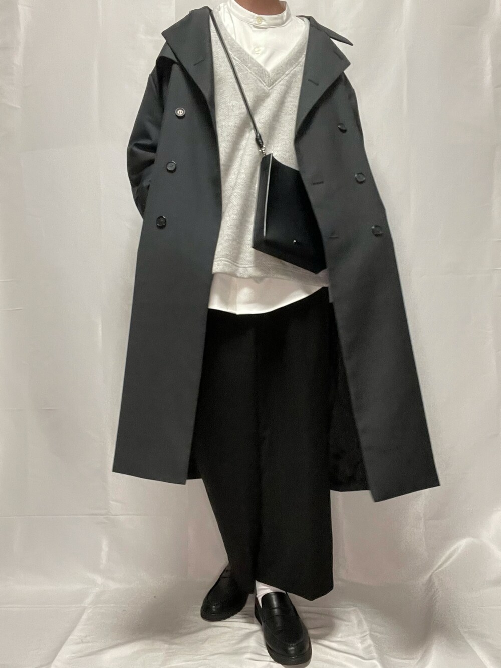 「私の推しブランド、革靴、ローファー、CASPER JOHN、ワイドスラックス、Vネックニット、トレンチコート、バンドカラーシャツ、シンプル、レイヤードスタイル、キレイめ、ミニバッグ、いいね、save、フォローお願いします🤑」|「CASPER JOHNのLeather Loafers/レザーローファー(ローファー、ブラック系)」を使った、YOKIKIさん(メンズ・181cm)の冬コーディネートの3枚目の写真