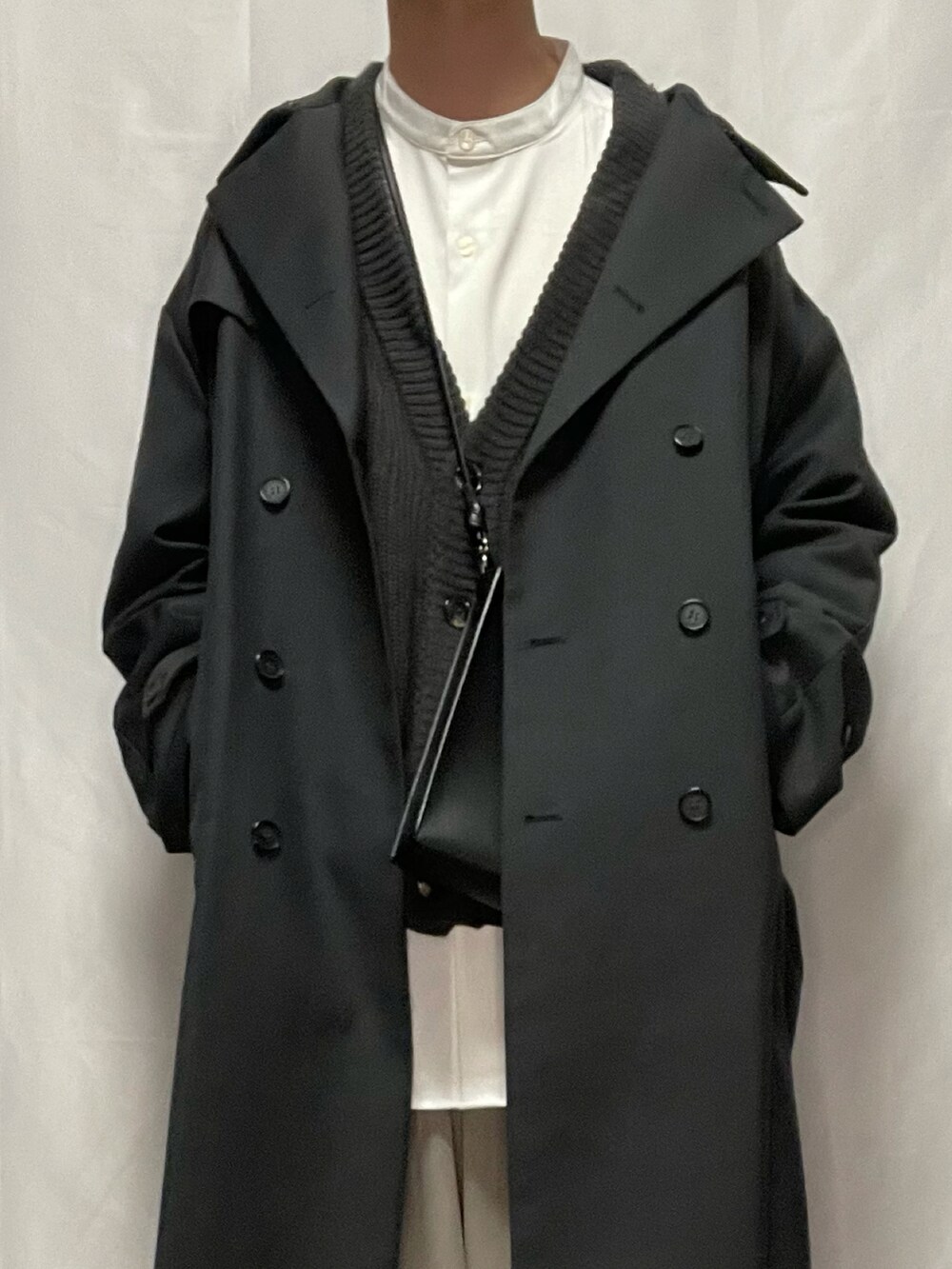 「クリスマスに着たい服、秋冬コーデ、冬コーデ、レイヤードスタイル、お洒落さんとつながりたい、シンプル、カーディガン、シャツスタイル、ローファー、モノトーン、いいね、save、フォローお願いします🤑」|「CASPER JOHNのHeavy TR Tapered Wide Slacks/ヘビーTRテーパードワイドスラックス(スラックス、グレー系)」を使った、YOKIKIさん(メンズ・181cm)の冬コーディネートの3枚目の写真