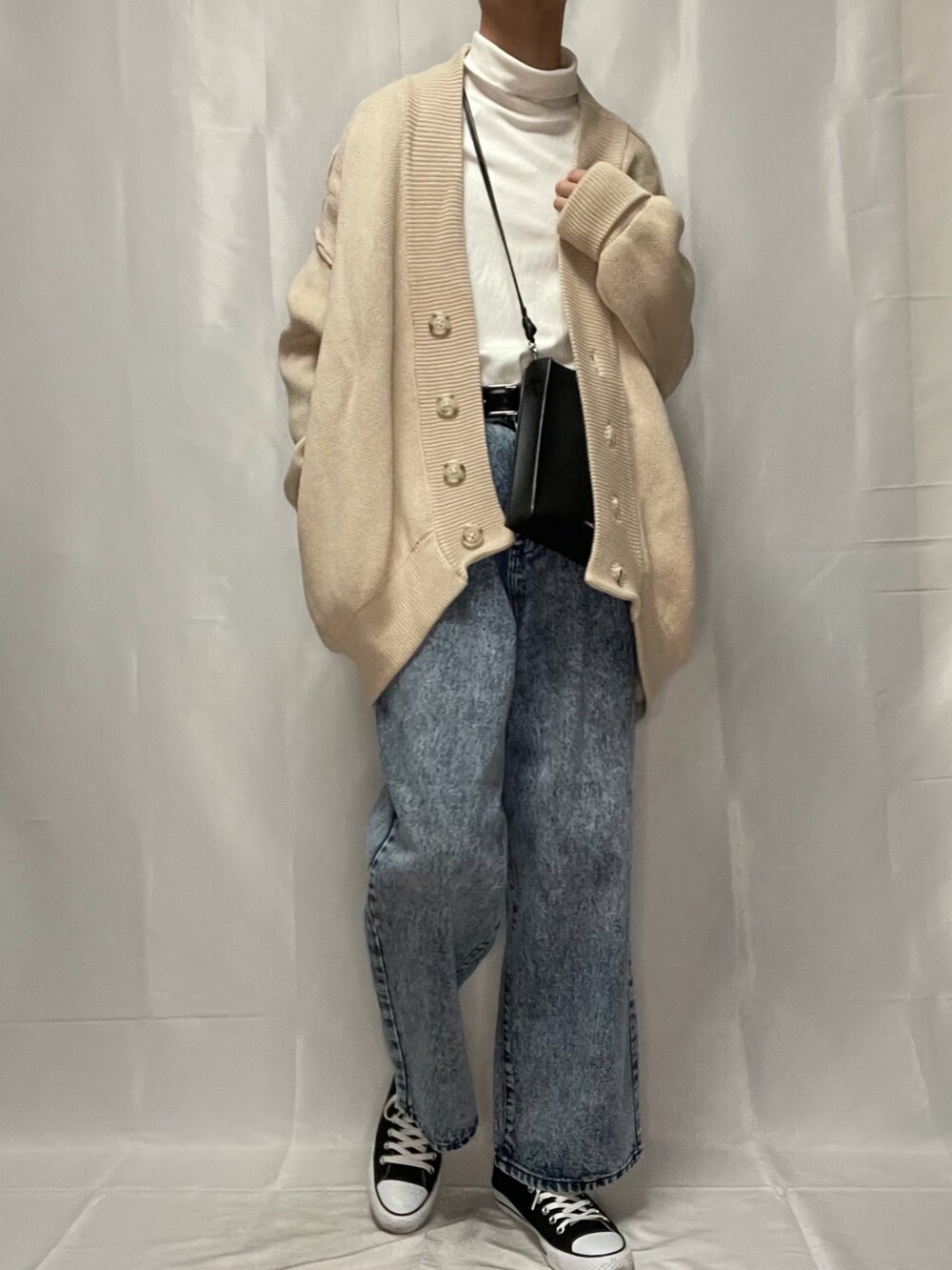 「おしゃれさんと繋がりたい、カーディガン、デニム、春コーデ、タートルネック、ミニバッグ、スニーカー、converse、カジュアル、レイヤードスタイル、いいね、save、フォローお願いします🤑」｜「ADRERの【ADRER】ヴィンテージメイクワイドテーパードデニム（デニムパンツ、ブルー系）」を使った、YOKIKIさん（メンズ・181cm）の冬コーディネートの3枚目の写真