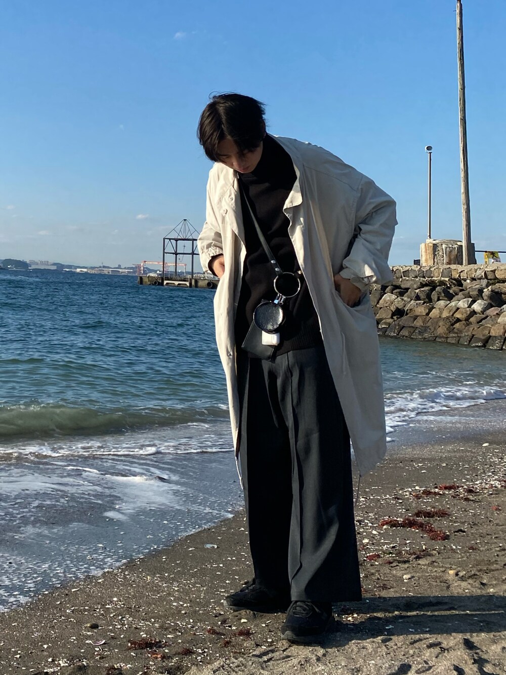 「海コーデ、M65、タートルネック、バギーパンツ、ミニバッグ、スニーカー、New Balance、秋冬コーデ、いいね、save、フォローお願いします🤑、おしゃれさんと繋がりたい、シンプルコーデ」|「new balance 993のアイテム(スニーカー、ブラック系)」を使った、YOKIKIさん(メンズ・180cm)の秋コーディネートの2枚目の写真