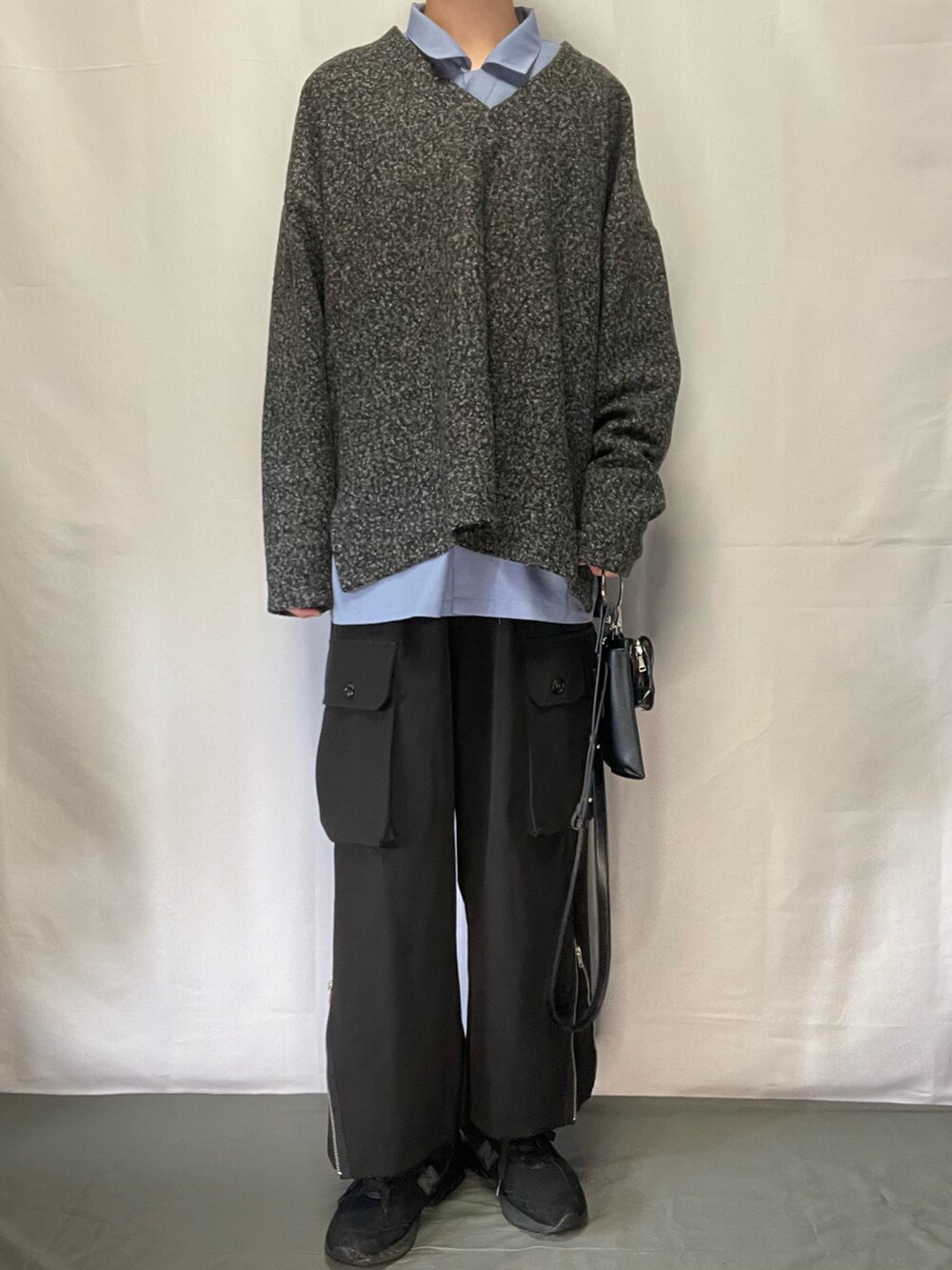 「おしゃれさんと繋がりたい、レイヤードスタイル、くすみカラー、Vネック、シャツスタイル、スニーカー、New Balance、ミニバッグ、ラフ、秋コーデ、いいね、save、フォローお願いします🤑、トレンド、ミリタリー」|「new balance 993のアイテム(スニーカー、ブラック系)」を使った、YOKIKIさん(メンズ・180cm)の秋コーディネートの2枚目の写真