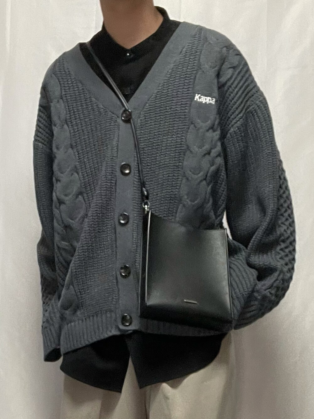 「クリスマスに着たい服、カーディガン、シャツスタイル、休日スタイル、シンプルコーデ、コート、スクエアバッグ、ローファー、スラックス、アンカースミス、anchorsmith」|「KappaのKappa / カッパ 別注 オーバーサイズ ロゴ刺繍 厚手 ウィンターケーブルニットルーズカーディガン(カーディガン/ボレロ、グレー系)」を使った、YOKIKIさん(メンズ・181cm)の冬コーディネートの4枚目の写真