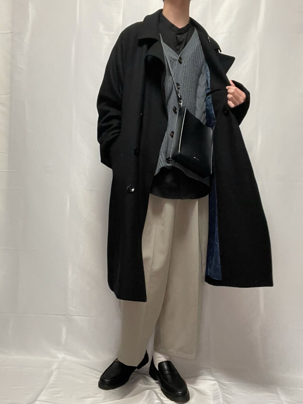 「クリスマスに着たい服、カーディガン、シャツスタイル、休日スタイル、シンプルコーデ、コート、スクエアバッグ、ローファー、スラックス、アンカースミス、anchorsmith」|「KappaのKappa / カッパ 別注 オーバーサイズ ロゴ刺繍 厚手 ウィンターケーブルニットルーズカーディガン(カーディガン/ボレロ、グレー系)」を使った、YOKIKIさん(メンズ・181cm)の冬コーディネートの3枚目の写真