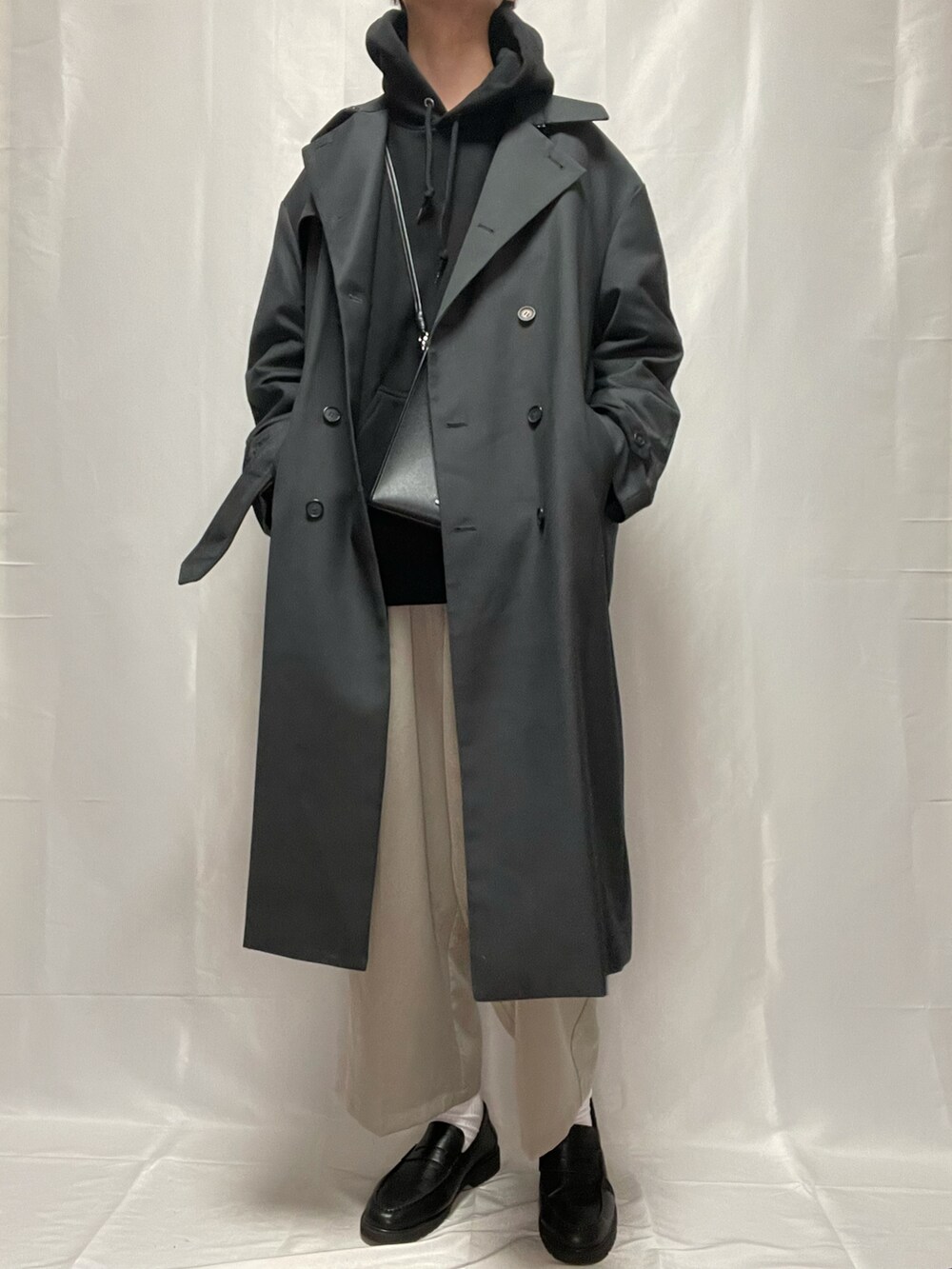「クリスマスに着たい服、パーカー、コート、ローファー、ワイドスラックス、おしゃれさんと繋がりたい、いいね、save、フォローお願いします🤑、大人カジュアル、冬コーデ、ミニバッグ、きれいめカジュアル、シンプル」|「CASPER JOHNのOver Trench Coat/オーバートレンチコート(トレンチコート、グレー系)」を使った、YOKIKIさん(メンズ・181cm)の冬コーディネートの3枚目の写真