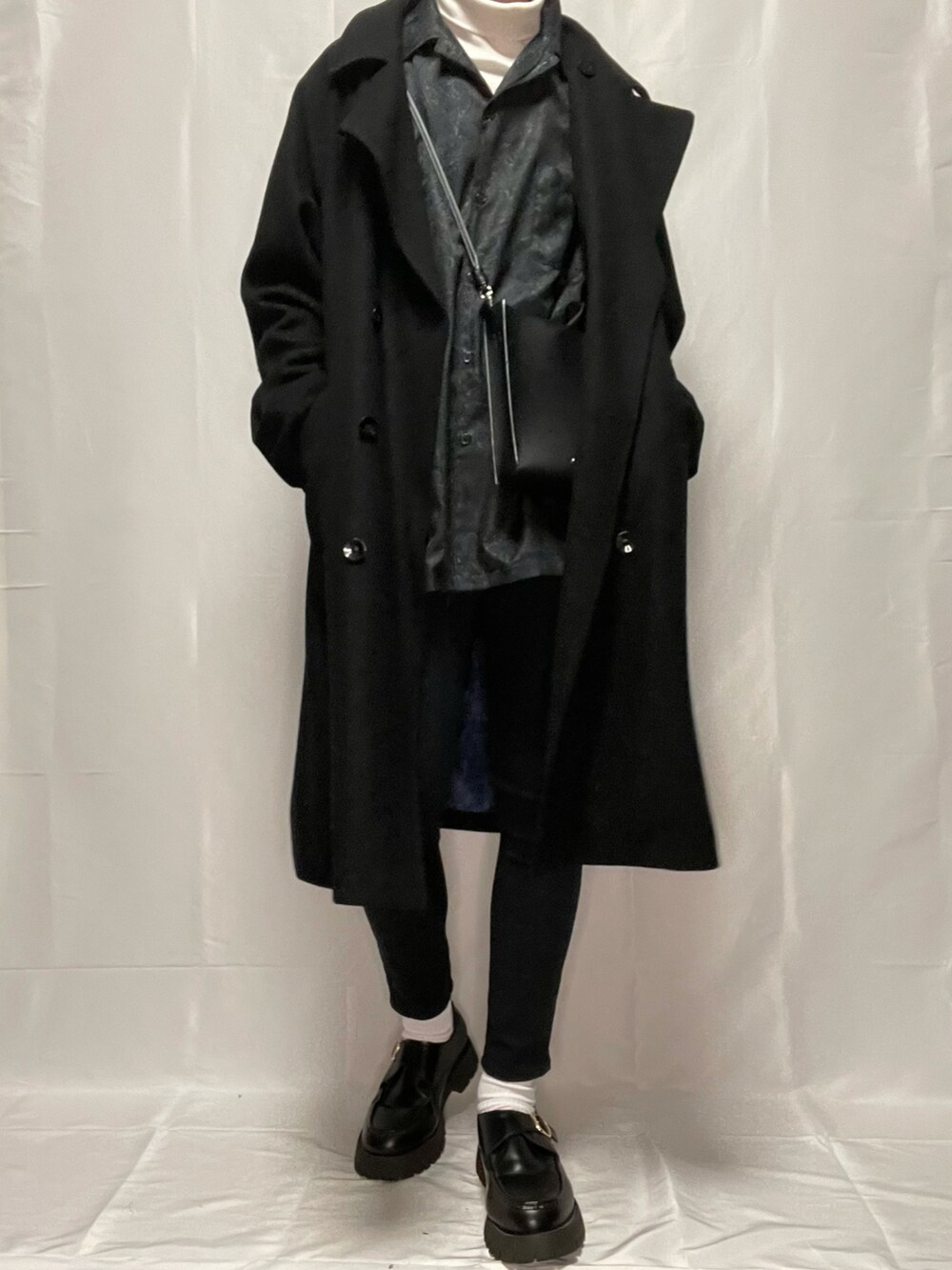 「クリスマスに着たい服、黒スキニー、コート、シャツスタイル、柄シャツ、タートルネック、ローファー、おしゃれさんと繋がりたい、いいね、save、フォローお願いします🤑、キレイめ、ミニバッグ、レイヤードスタイル」｜「GUのスキニージーンズ（パンツ、ブラック系）」を使った、YOKIKIさん（メンズ・181cm）の冬コーディネートの2枚目の写真