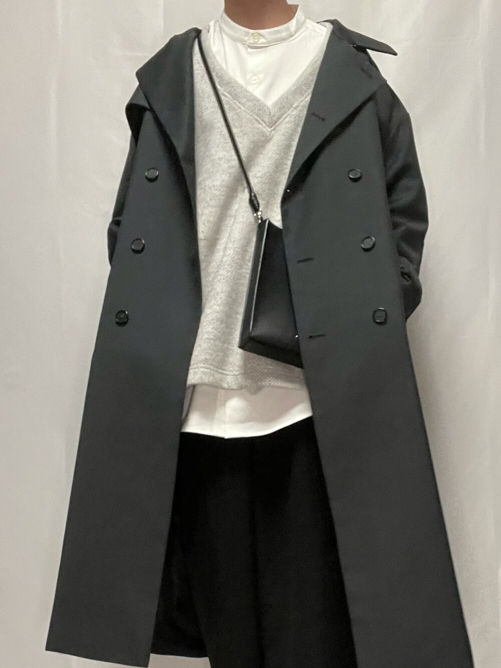 「私の推しブランド、革靴、ローファー、CASPER JOHN、ワイドスラックス、Vネックニット、トレンチコート、バンドカラーシャツ、シンプル、レイヤードスタイル、キレイめ、ミニバッグ、いいね、save、フォローお願いします🤑」|「CASPER JOHNのLeather Loafers/レザーローファー(ローファー、ブラック系)」を使った、YOKIKIさん(メンズ・181cm)の冬コーディネートの4枚目の写真