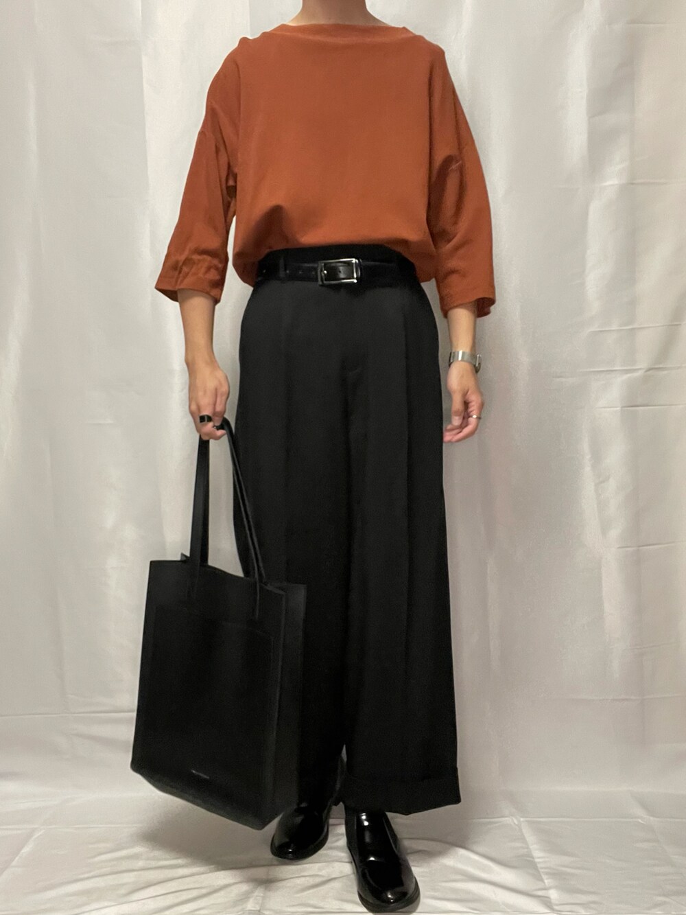 「大人コーデ、夏だ！Tシャツ着よう！、スラックス、キレイめ、サイドゴアブーツ、トートバッグ、キャンパストートバック、差し色、おしゃれさんと繋がりたい、いいね、save、フォローお願いします🤑」｜「ENDER PRODUCTSのシンセティックレザー コンビネーションポケット ロゴ刻印 トートバッグ【ENDER PRODUCTS/エンダープロダクツ】（トートバッグ、ブラック系）」を使った、YOKIKIさん（メンズ・181cm）の夏コーディネートの2枚目の写真