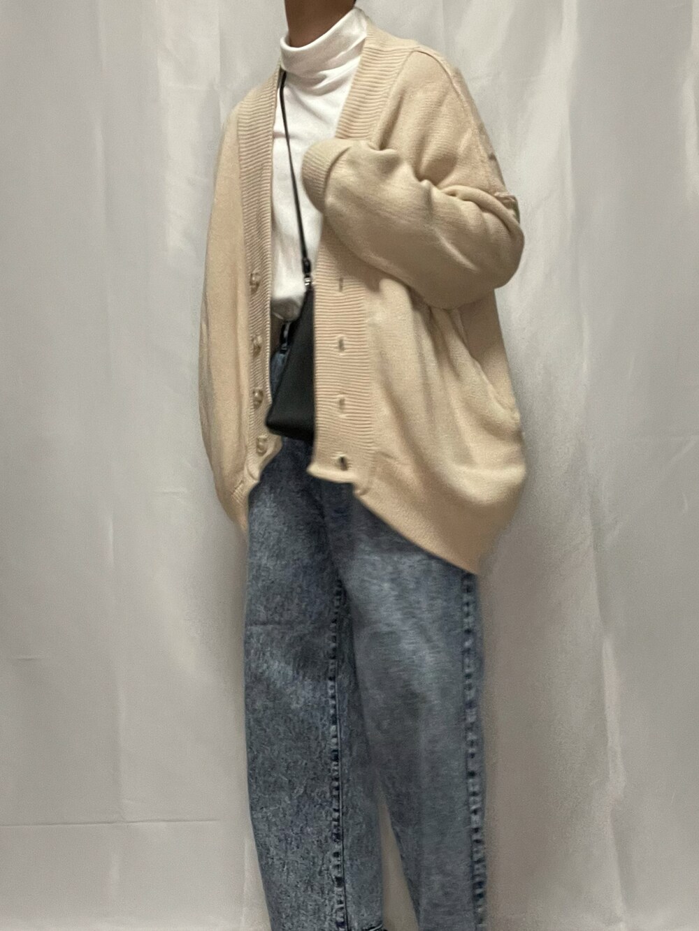 「おしゃれさんと繋がりたい、カーディガン、デニム、春コーデ、タートルネック、ミニバッグ、スニーカー、converse、カジュアル、レイヤードスタイル、いいね、save、フォローお願いします🤑」｜「ADRERの【ADRER】ヴィンテージメイクワイドテーパードデニム（デニムパンツ、ブルー系）」を使った、YOKIKIさん（メンズ・181cm）の冬コーディネートの4枚目の写真