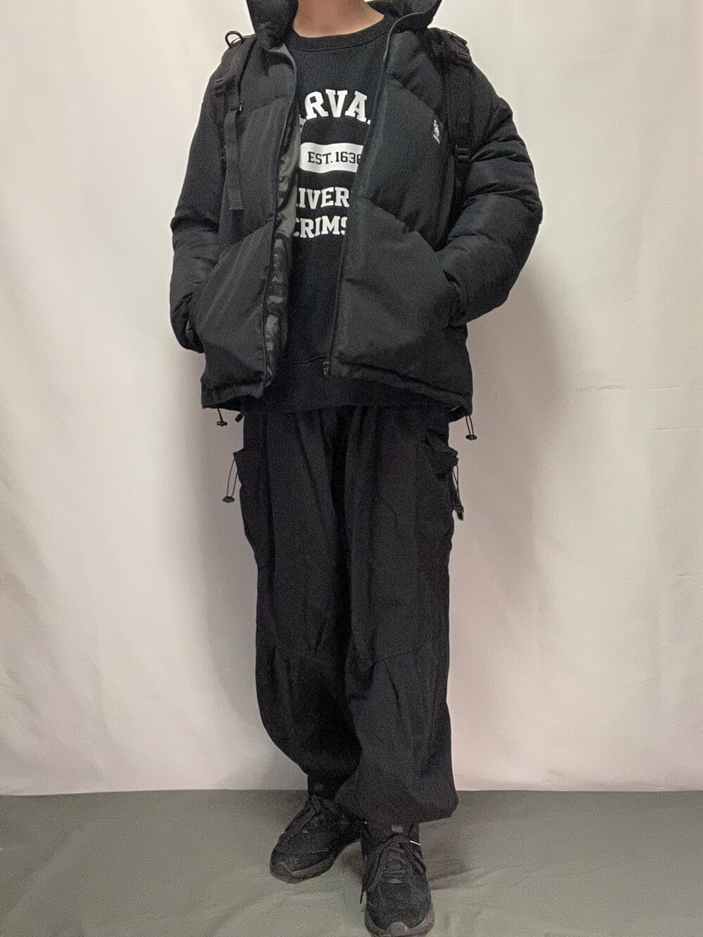 「私の推しブランド、オールブラック、GU、カーゴパンツ、スニーカー、大人カジュアル、ジーユー、通学コーデ、学生、いいね、save、フォローお願いします🤑、おしゃれさんと繋がりたい」｜「U.S. POLO ASSN.のU.S. POLO ASSN./ユーエスポロアッスン 別注 ロゴ刺繍 オーバーサイズ スタンド エコダウンジャケット（ダウンジャケット/コート、ブラック系）」を使った、YOKIKIさん（メンズ・180cm）の冬コーディネートの2枚目の写真