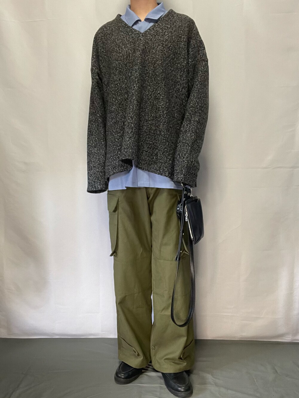 「秋コーデ、秋のコーデ、モノマート、PR、ローファー、カーゴパンツ、カーキ、お洒落さんとつながりたい、レイヤードスタイル、Vネック、シャツスタイル、アースカラー、ミニバッグ、いいね、save、フォローお願いします🤑」|「10月19日18時mono-mart発売のアイテム(カーゴパンツ、グリーン系)」を使った、YOKIKIさん(メンズ・180cm)の秋コーディネートの2枚目の写真