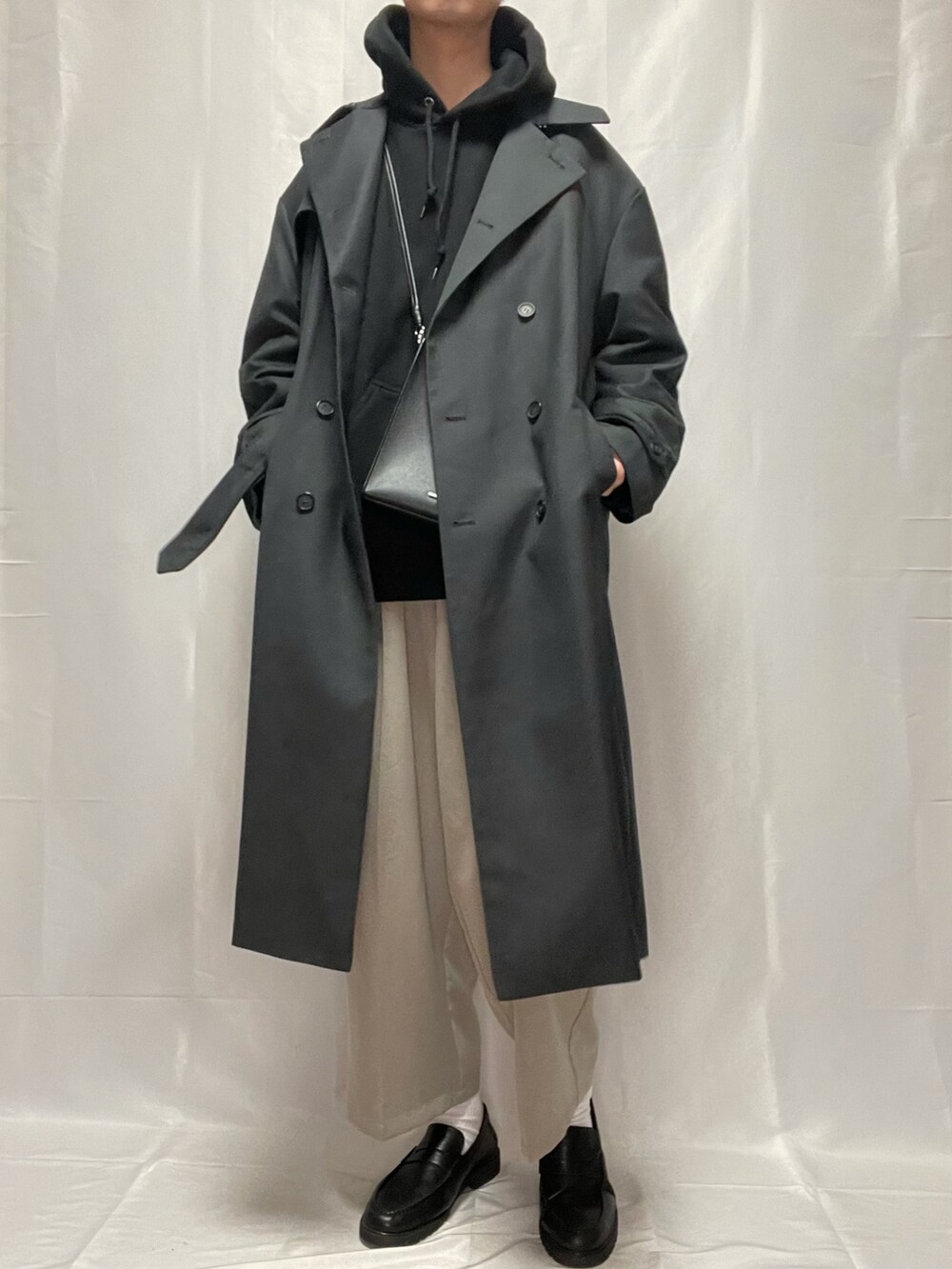 「クリスマスに着たい服、パーカー、コート、ローファー、ワイドスラックス、おしゃれさんと繋がりたい、いいね、save、フォローお願いします🤑、大人カジュアル、冬コーデ、ミニバッグ、きれいめカジュアル、シンプル」|「CASPER JOHNのOver Trench Coat/オーバートレンチコート(トレンチコート、グレー系)」を使った、YOKIKIさん(メンズ・181cm)の冬コーディネートの2枚目の写真