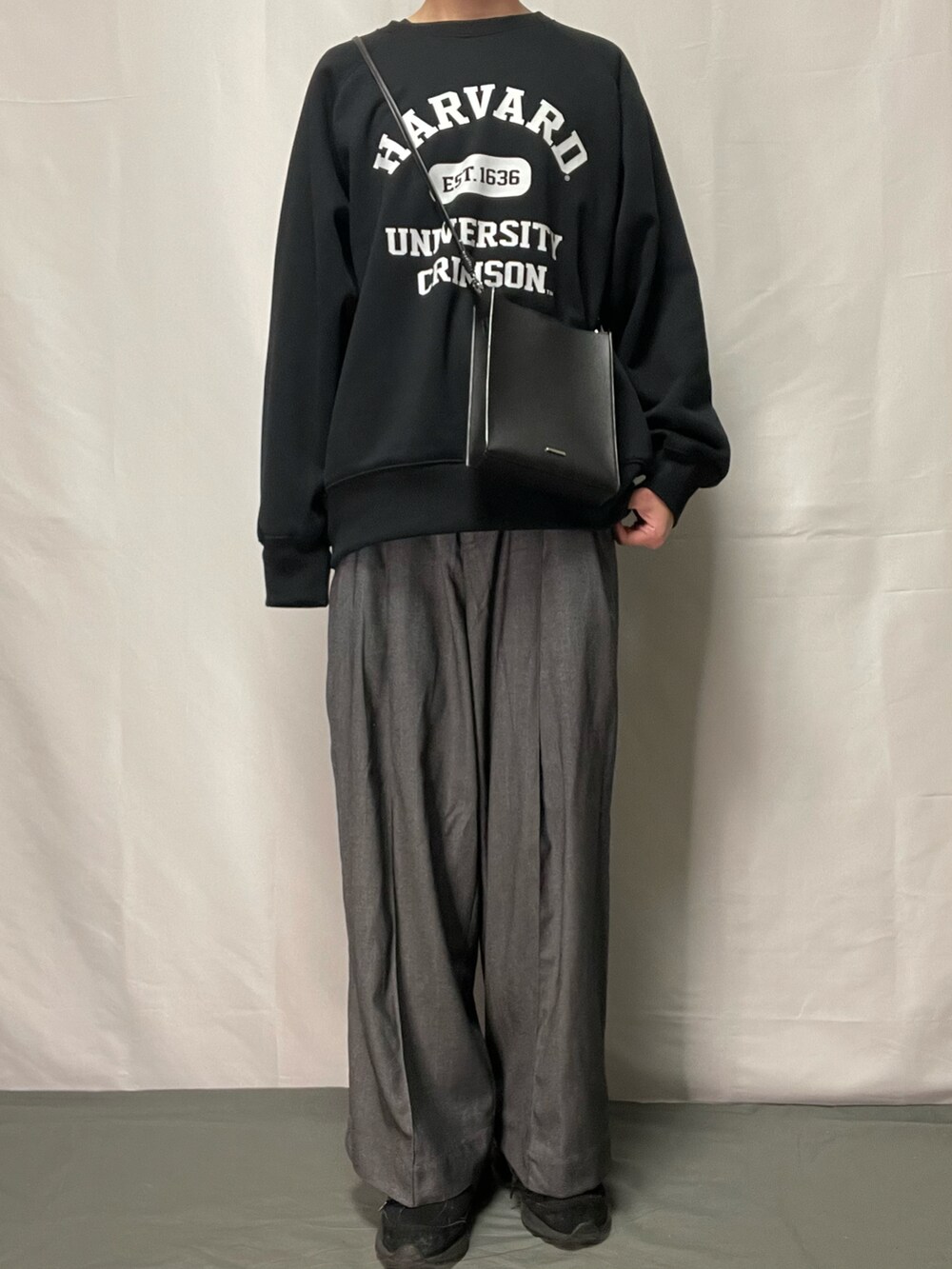 「秋冬コーデ、春コーデ、シンプルコーデ、モノトーン、スウェット、GU、スニーカー、スクエアバッグ、ミニバッグ、おしゃれさんと繋がりたい、きれいめカジュアル、いいね、save、フォローお願いします🤑」｜「new balance 993のアイテム（スニーカー、ブラック系）」を使った、YOKIKIさん（メンズ・180cm）の冬コーディネートの2枚目の写真