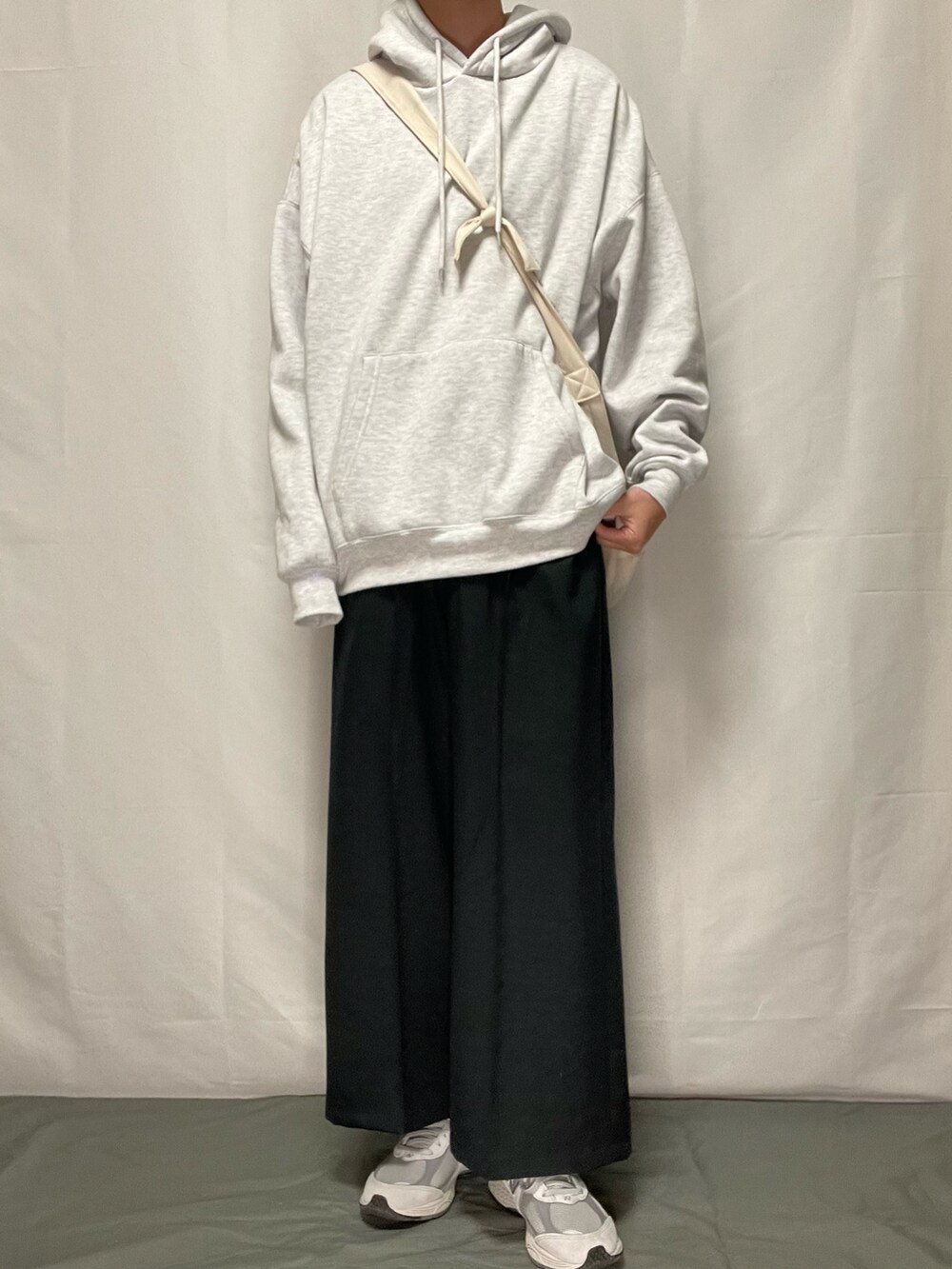 「パーカー、ボディバッグ、スラックス、スニーカー、春コーデ、はるコーデ、おしゃれさんと繋がりたい、いいね、save、フォローお願いします🤑、春、スニーカーコーデ」｜「new balance 2002rのアイテム（スニーカー、グレー系）」を使った、YOKIKIさん（メンズ・180cm）の春コーディネートの2枚目の写真
