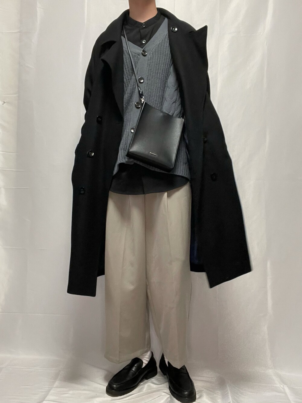 「クリスマスに着たい服、カーディガン、シャツスタイル、休日スタイル、シンプルコーデ、コート、スクエアバッグ、ローファー、スラックス、アンカースミス、anchorsmith」|「KappaのKappa / カッパ 別注 オーバーサイズ ロゴ刺繍 厚手 ウィンターケーブルニットルーズカーディガン(カーディガン/ボレロ、グレー系)」を使った、YOKIKIさん(メンズ・181cm)の冬コーディネートの2枚目の写真