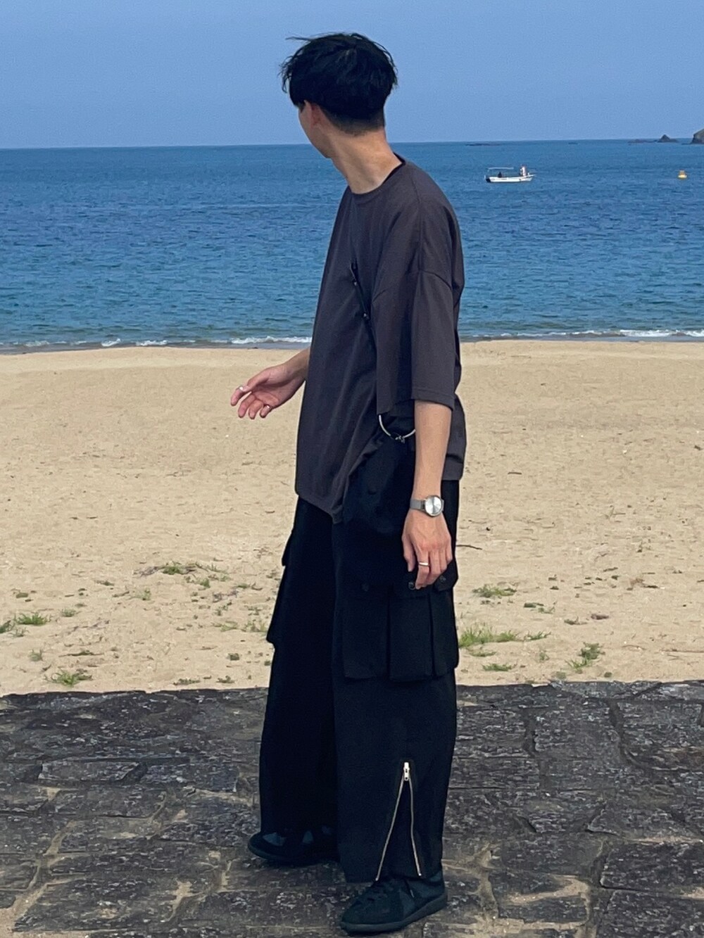 「真夏のアクティブスタイル、夏コーデ、海、ミリタリー、ミリタリーパンツ、ジャーマントレーナー、ミニバッグ、キャップ、いいね、save、フォローお願いします🤑、おしゃれさんと繋がりたい、ツートーン」|「GUのアイテム(キャップ、ブラック系)」を使った、YOKIKIさん(メンズ・181cm)の夏コーディネートの2枚目の写真