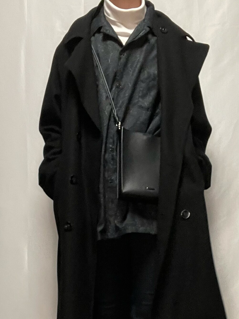 「クリスマスに着たい服、黒スキニー、コート、シャツスタイル、柄シャツ、タートルネック、ローファー、おしゃれさんと繋がりたい、いいね、save、フォローお願いします🤑、キレイめ、ミニバッグ、レイヤードスタイル」｜「GUのスキニージーンズ（パンツ、ブラック系）」を使った、YOKIKIさん（メンズ・181cm）の冬コーディネートの3枚目の写真