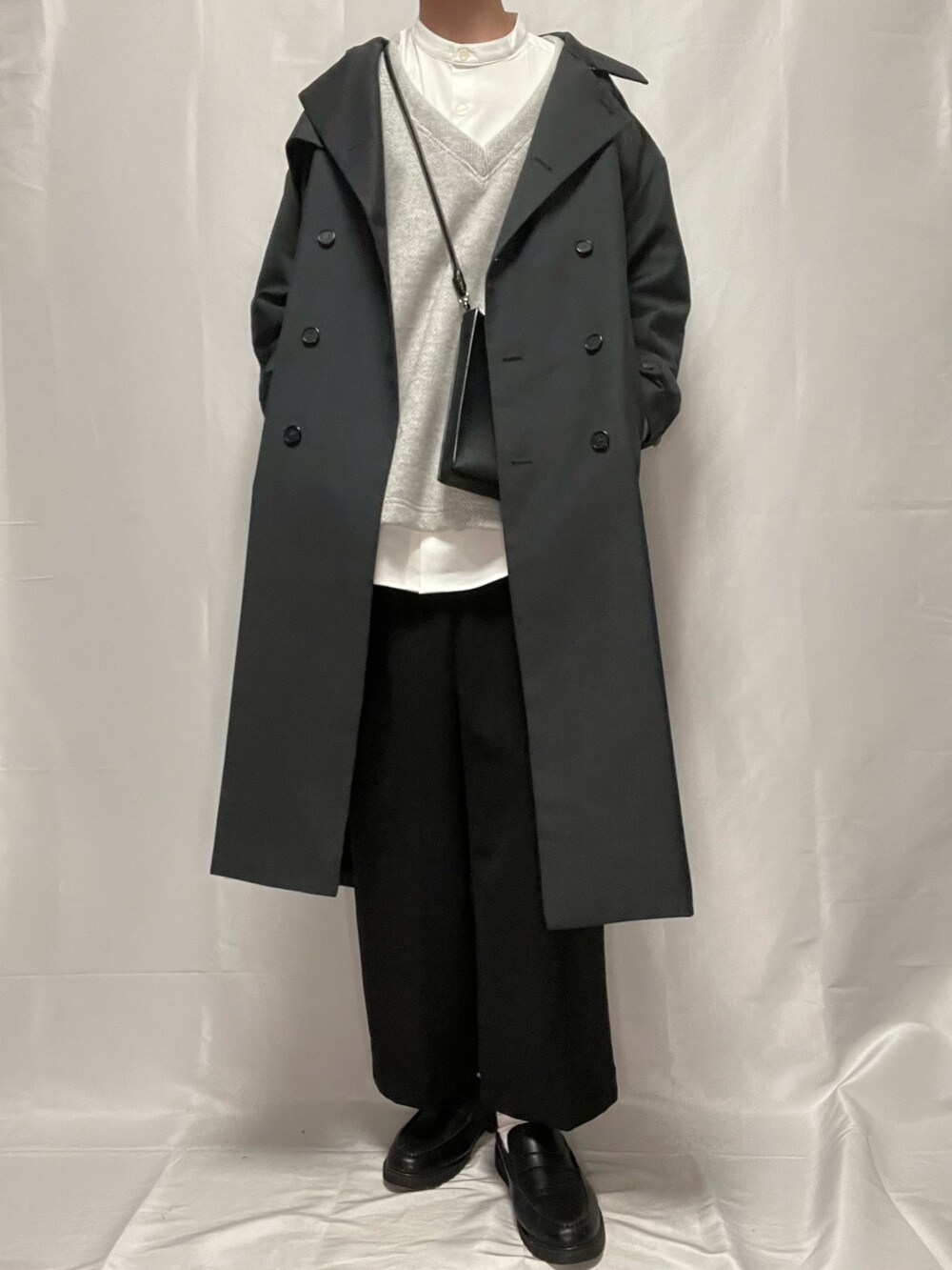「私の推しブランド、革靴、ローファー、CASPER JOHN、ワイドスラックス、Vネックニット、トレンチコート、バンドカラーシャツ、シンプル、レイヤードスタイル、キレイめ、ミニバッグ、いいね、save、フォローお願いします🤑」|「CASPER JOHNのLeather Loafers/レザーローファー(ローファー、ブラック系)」を使った、YOKIKIさん(メンズ・181cm)の冬コーディネートの2枚目の写真