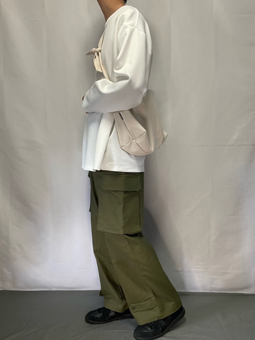 「カーゴパンツ、ミリタリー、ロンT、シンプルコーデ、春コーデ、ボディバッグ、春、高身長コーデ、おしゃれさんと繋がりたい、カジュアル、いいね、save、フォローお願いします🤑」｜「MONO-MARTのM-47セミワイドストレートミリタリーカーゴパンツ（カーゴパンツ、グリーン系）」を使った、YOKIKIさん（メンズ・180cm）の春コーディネートの2枚目の写真