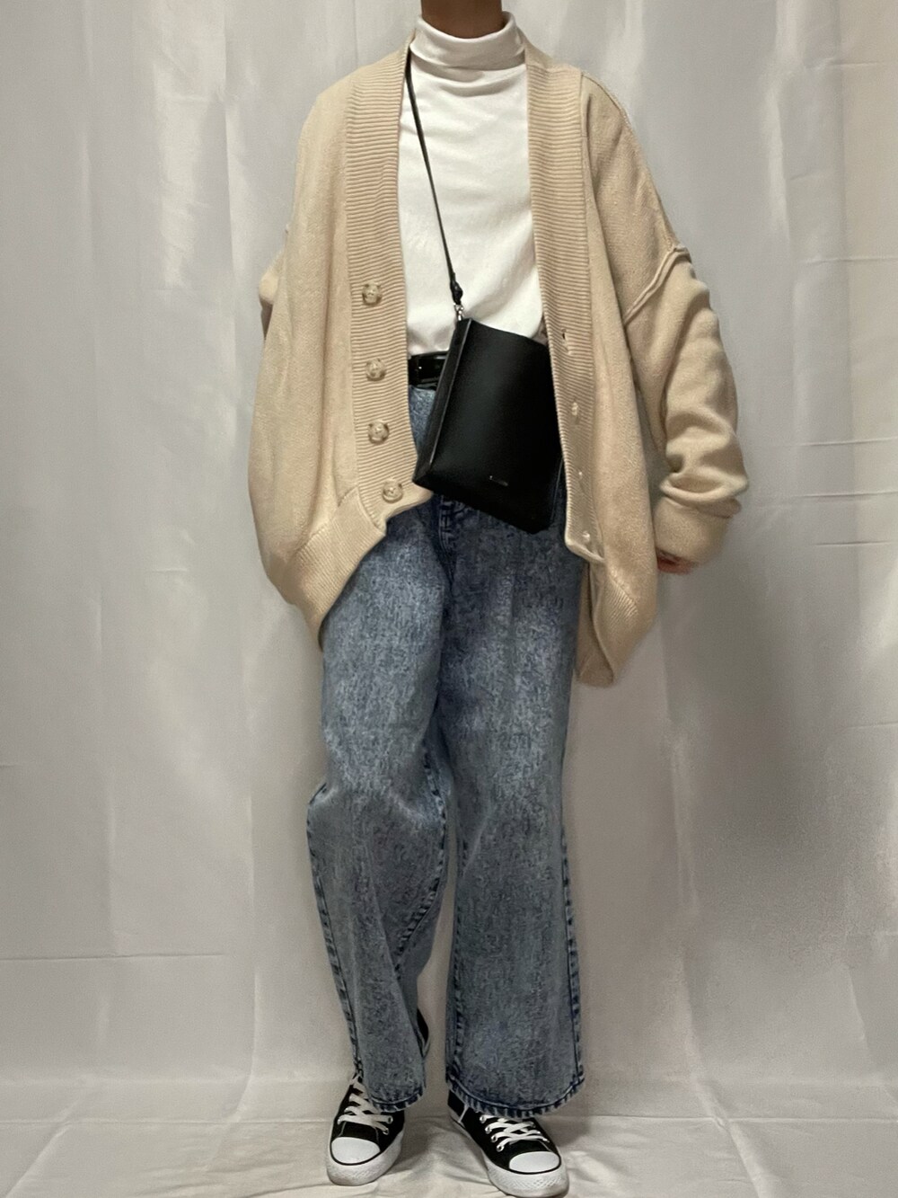 「おしゃれさんと繋がりたい、カーディガン、デニム、春コーデ、タートルネック、ミニバッグ、スニーカー、converse、カジュアル、レイヤードスタイル、いいね、save、フォローお願いします🤑」｜「ADRERの【ADRER】ヴィンテージメイクワイドテーパードデニム（デニムパンツ、ブルー系）」を使った、YOKIKIさん（メンズ・181cm）の冬コーディネートの2枚目の写真