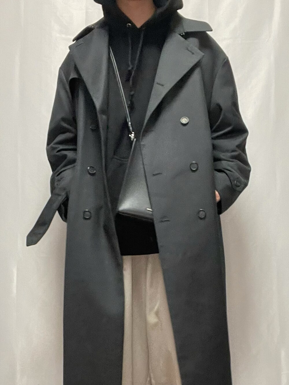 「クリスマスに着たい服、パーカー、コート、ローファー、ワイドスラックス、おしゃれさんと繋がりたい、いいね、save、フォローお願いします🤑、大人カジュアル、冬コーデ、ミニバッグ、きれいめカジュアル、シンプル」|「CASPER JOHNのOver Trench Coat/オーバートレンチコート(トレンチコート、グレー系)」を使った、YOKIKIさん(メンズ・181cm)の冬コーディネートの4枚目の写真