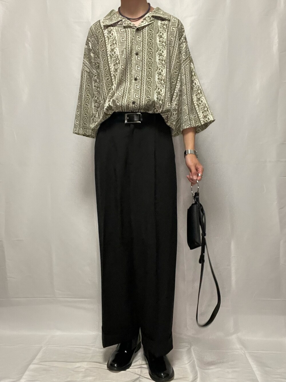 「カジュアルコーデ、柄シャツ、タックイン、センタープレスパンツ、スラックス、サイドゴアブーツ、ミニバッグ、ネックレス、夏コーデ、大人カジュアル、おしゃれさんと繋がりたい、いいね、save、フォローお願いします🤑」｜「CASPER JOHNのVarious Dolman Shirts/バリアスドルマンシャツ（シャツ/ブラウス、ブラック系）」を使った、YOKIKIさん（メンズ・181cm）の夏コーディネートの2枚目の写真