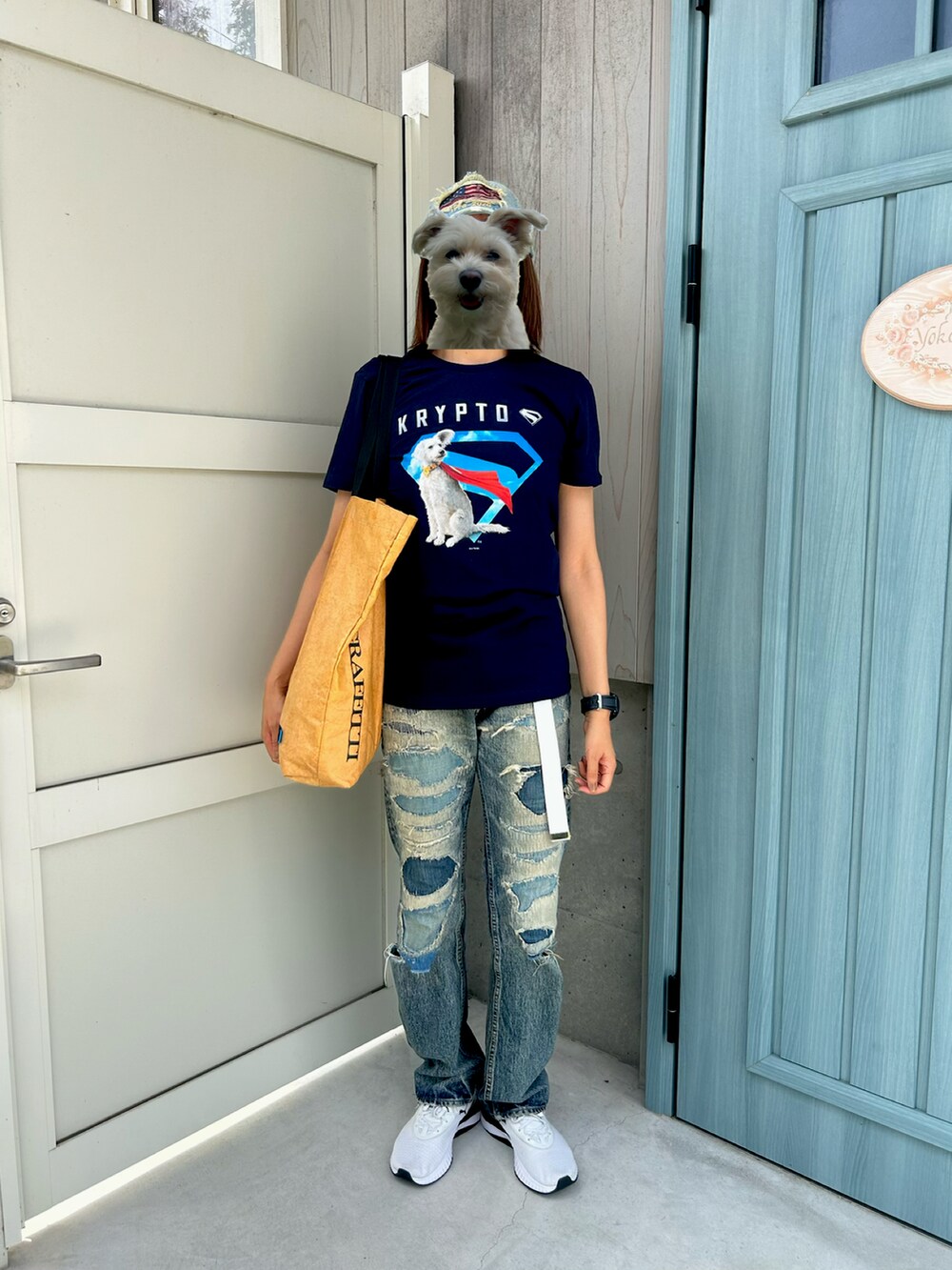 ブルー系のTシャツ/カットソー、ブルー系のデニムパンツ、ホワイト系のスニーカーを着用したレディースの夏コーディネートの2枚目の写真