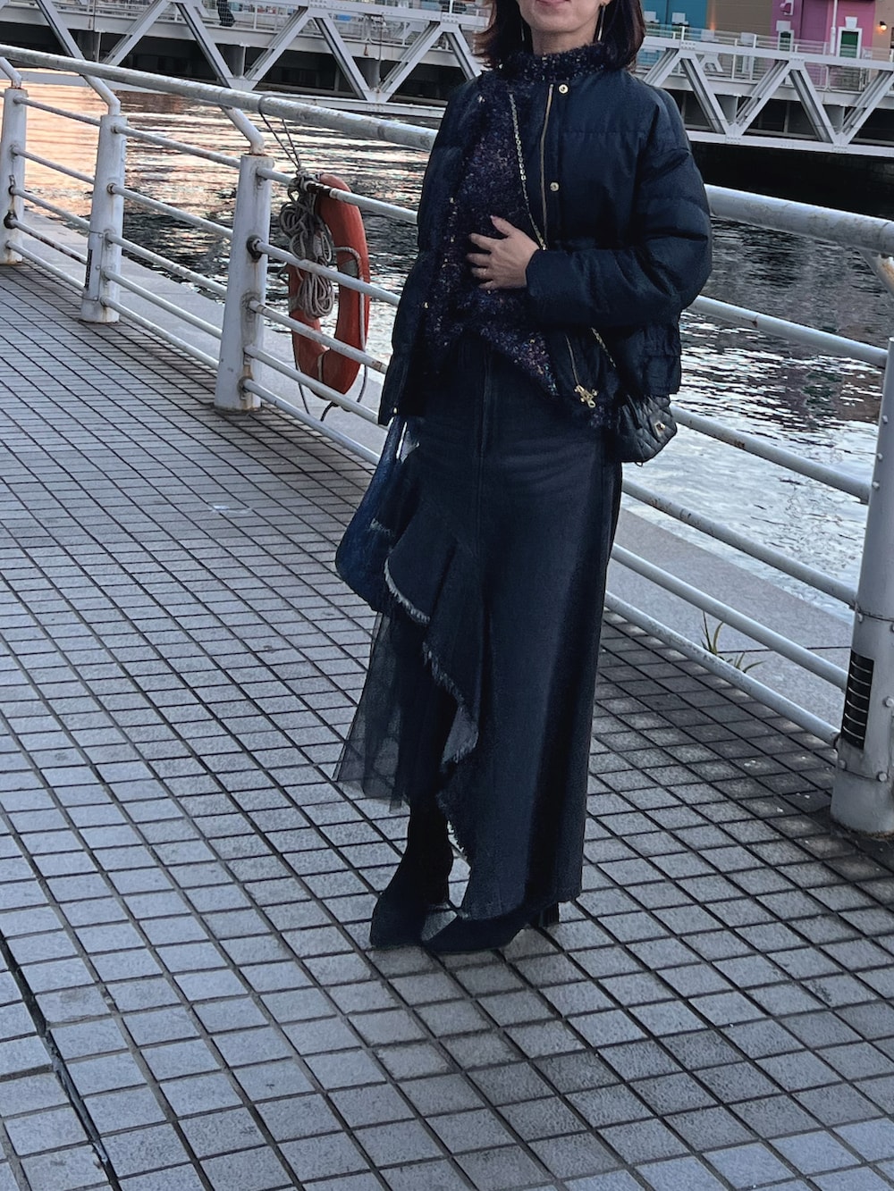 「おしゃれさんと繋がりたい、きれいめカジュアル、おでかけコーデ、大人コーデ、オトナカワイイ、50代ファッション、50代カジュアル、50代コーデ、50代、チュールスカート、キラキラニット」｜「troisのアイテム（ダウンジャケット/コート、ブラック系）」を使った、shion0222さん（レディース・159cm）の冬コーディネートの4枚目の写真