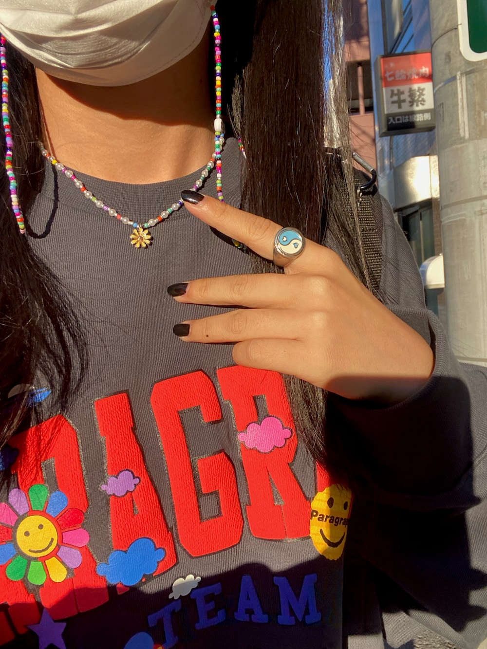 ブラック系のスウェット、ブルー系のその他パンツ、ブラック系のブーツを着用したレディースの秋コーディネートの3枚目の写真