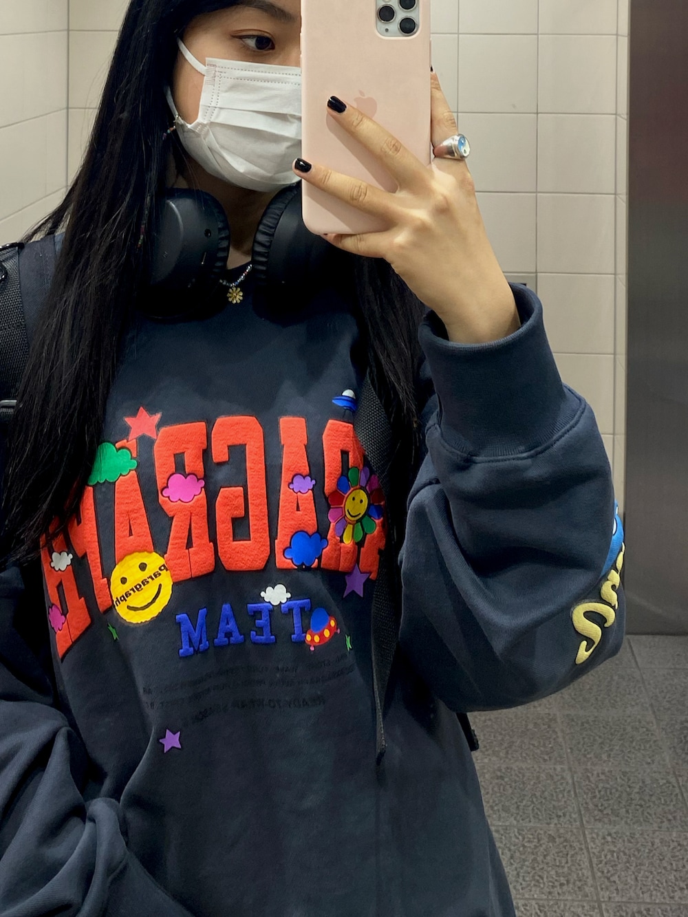 ブラック系のスウェット、ブルー系のその他パンツ、ブラック系のブーツを着用したレディースの秋コーディネートの2枚目の写真