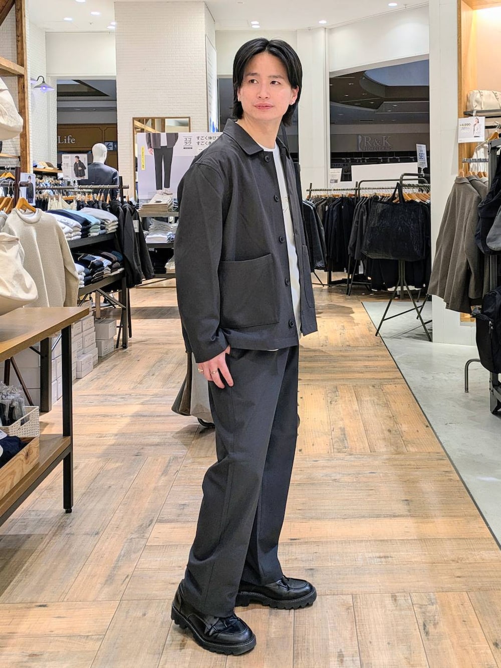 ホワイト系のTシャツ/カットソー、グレー系のその他パンツ、グレー系のシャツ/ブラウスを着用したメンズの春コーディネートの2枚目の写真