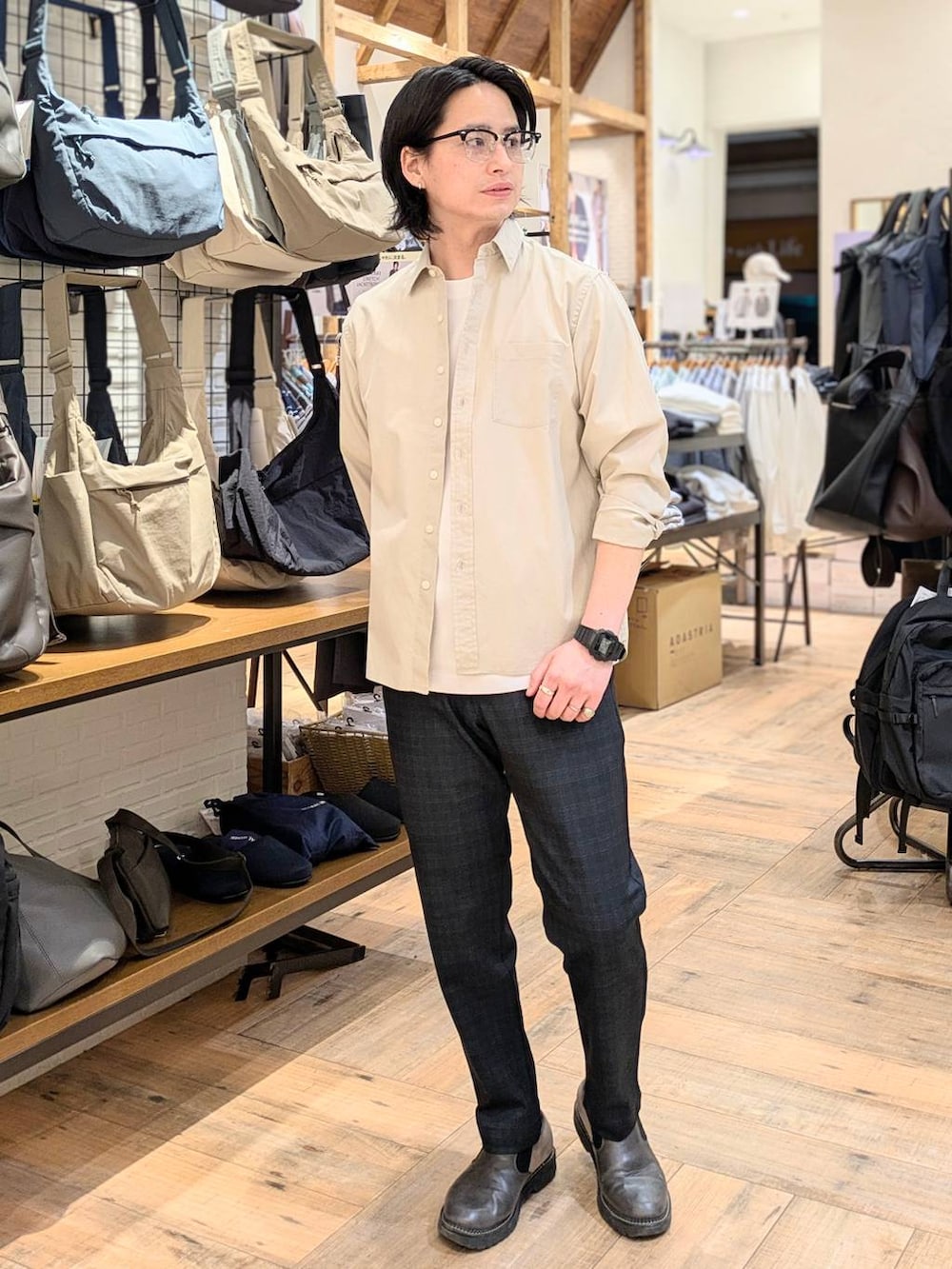 ベージュ系のシャツ/ブラウス、ブルー系のその他パンツ、ホワイト系のTシャツ/カットソーを着用したメンズの春コーディネートの2枚目の写真