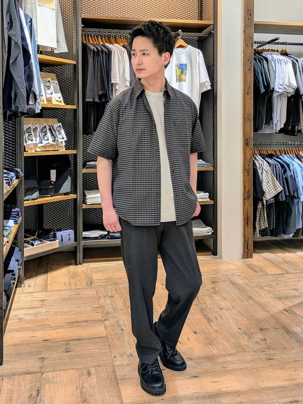 「ベーシック/シンプル、きれいめ、カジュアル、普通_GLOBAL WORK、GLOBAL WORK、アーバンスラックス_GLOBAL WORK、URBAN SLACKS_GLOBAL WORK、シャツ、シャツスタイル、シアートップス、Tシャツ、夏コーデ、モノトーン、ブラックコーデ、大人カジュアル」｜「GLOBAL WORKの※快適サマ－シャツ/シアー/287587（シャツ/ブラウス、ブラック系）」を使った、もりもんさん（メンズ・171cm）の春コーディネートの3枚目の写真