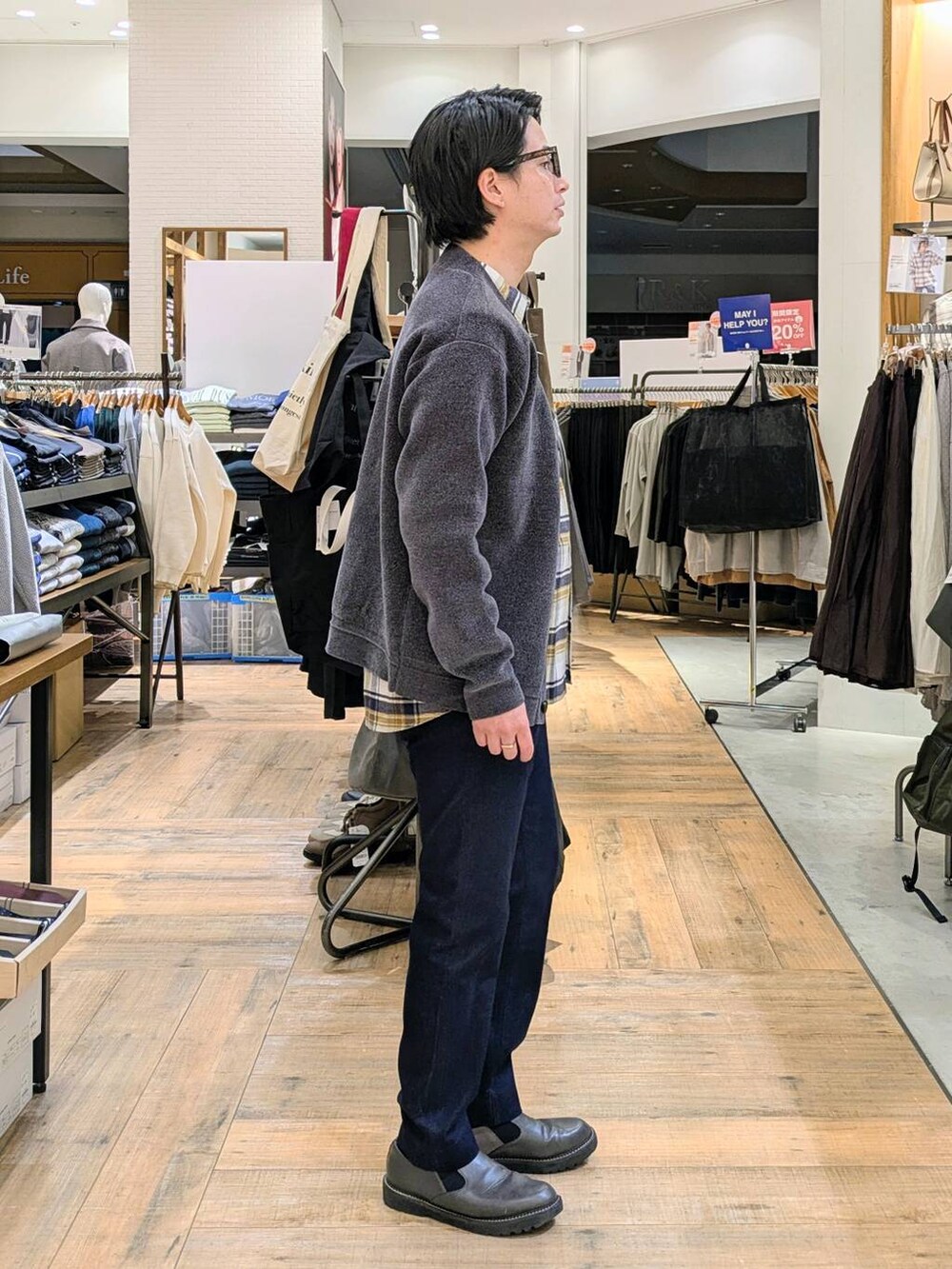 ベージュ系のシャツ/ブラウス、ブルー系のその他パンツ、グレー系のカーディガン/ボレロを着用したメンズの秋コーディネートの2枚目の写真