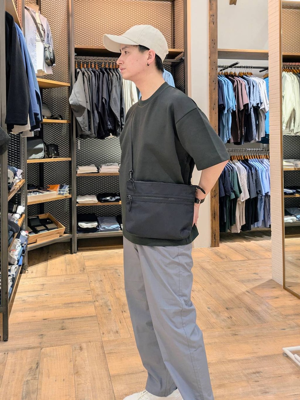 「ベーシック/シンプル、カジュアル、普通_GLOBAL WORK、GLOBAL WORK、ストリート、リラックス、大人カジュアル、キャップ、ワイドパンツ、スニーカー、ショルダーバッグ、休日コーデ、Tシャツ、ユニセックス、ユニセックス_GLOBALWORK」｜「GLOBAL WORKのライトクッションクール/クルー/半袖/288070（スウェット、グリーン系）」を使った、もりもんさん（メンズ・171cm）の春コーディネートの2枚目の写真