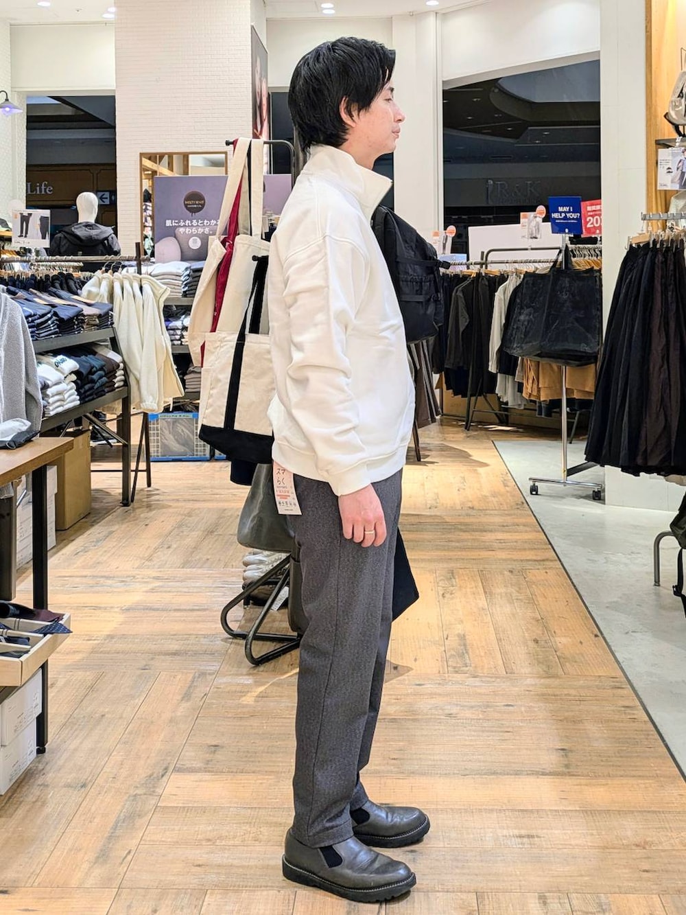 グレー系のその他パンツ、ホワイト系のスウェットを着用したメンズの秋コーディネートの2枚目の写真