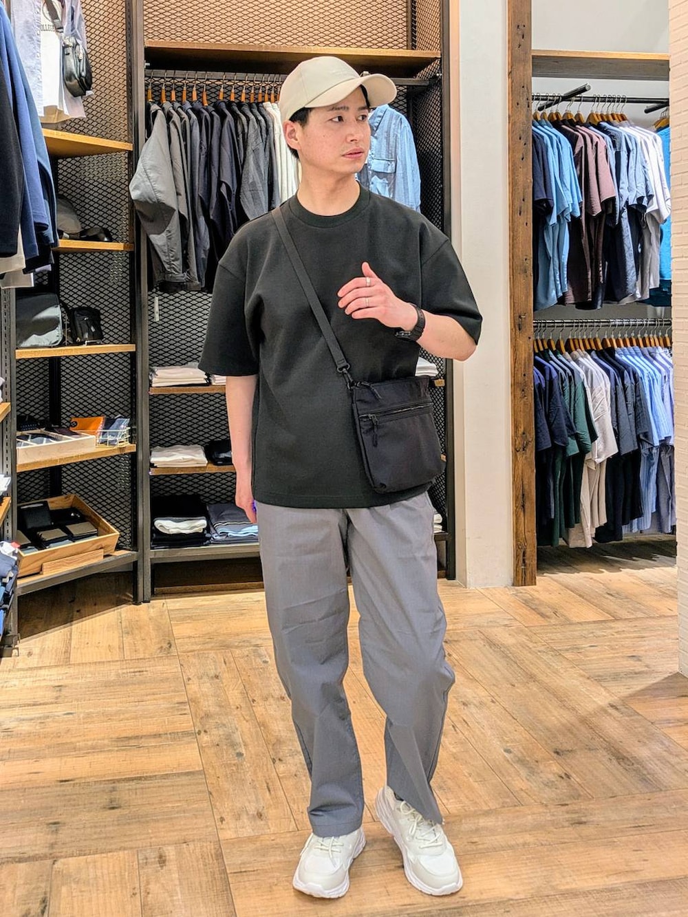 「ベーシック/シンプル、カジュアル、普通_GLOBAL WORK、GLOBAL WORK、ストリート、リラックス、大人カジュアル、キャップ、ワイドパンツ、スニーカー、ショルダーバッグ、休日コーデ、Tシャツ、ユニセックス、ユニセックス_GLOBALWORK」｜「GLOBAL WORKのライトクッションクール/クルー/半袖/288070（スウェット、グリーン系）」を使った、もりもんさん（メンズ・171cm）の春コーディネートの3枚目の写真